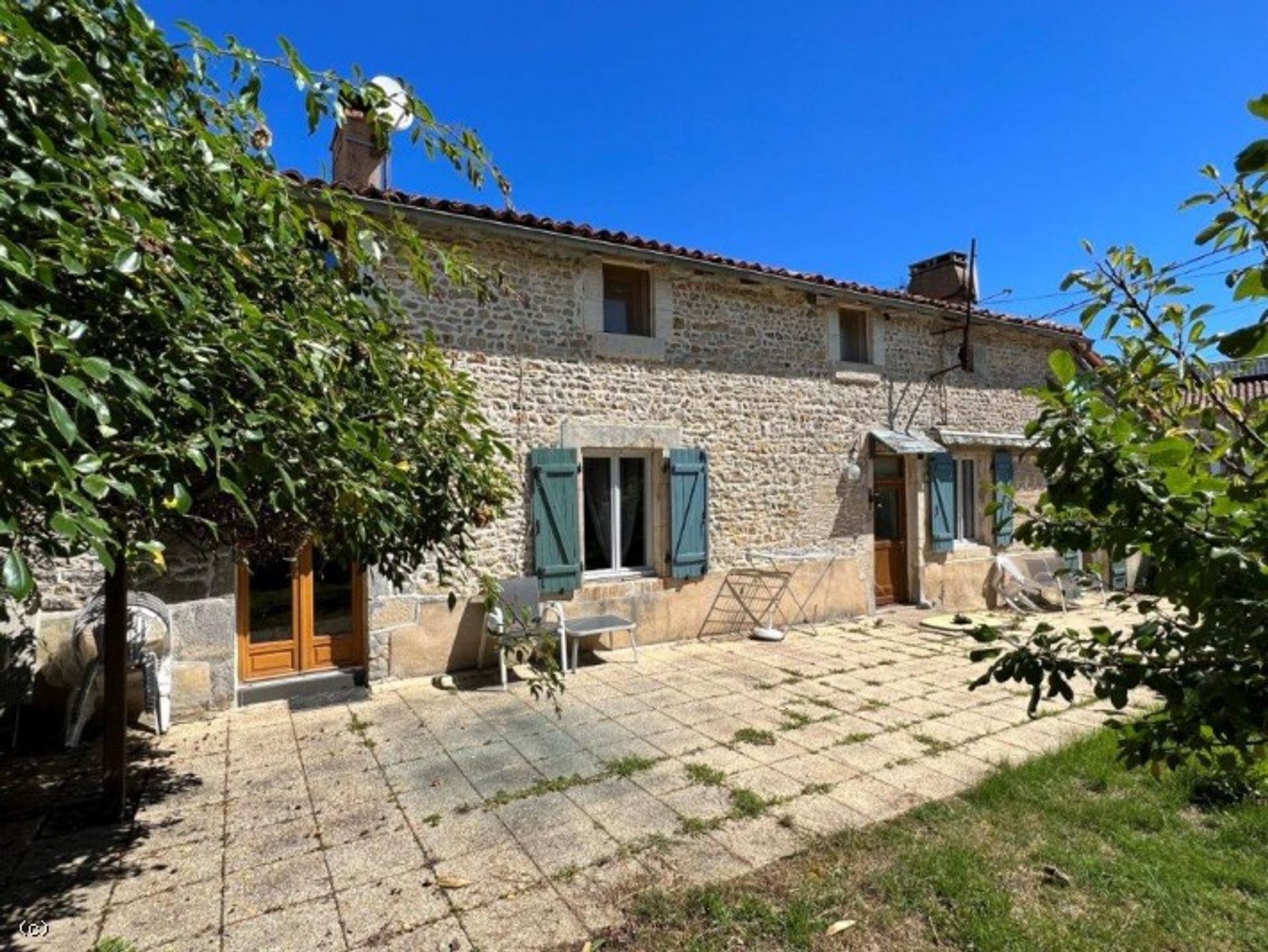 Huis in Nanteuil-en-Vallée, Nouvelle-Aquitaine 10831265