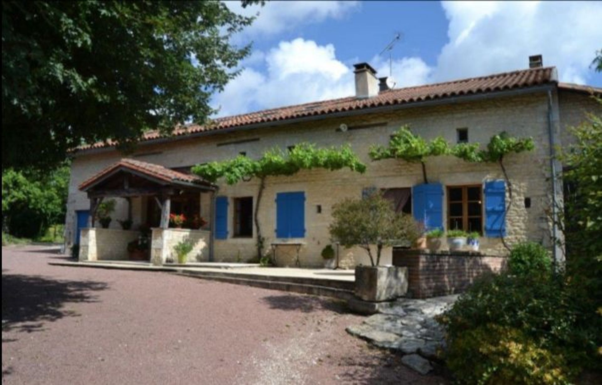 Hus i Champagne-Mouton, Nouvelle-Aquitaine 10831483