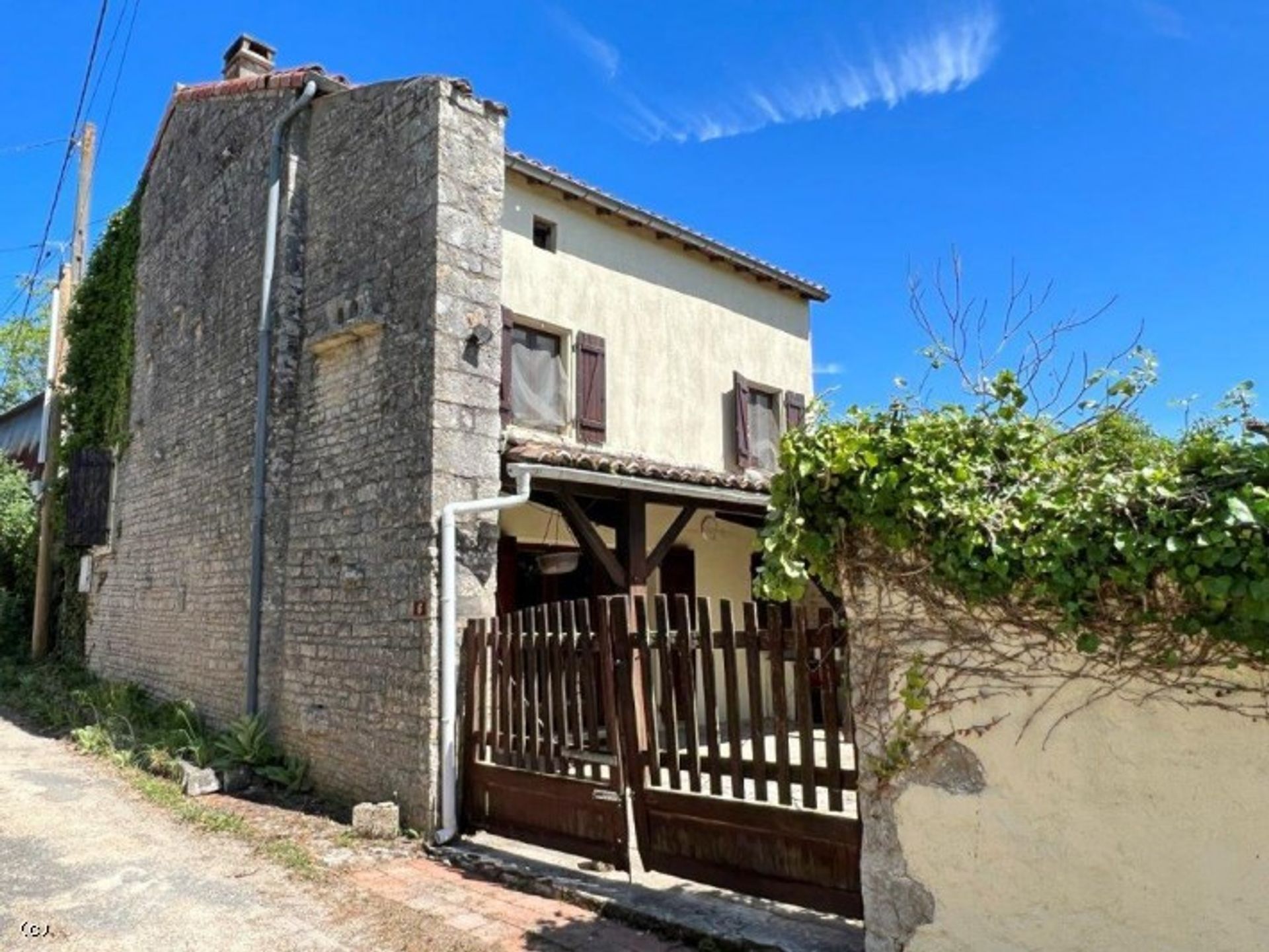 Huis in Verteuil-sur-Charente, Nouvelle-Aquitaine 10831861