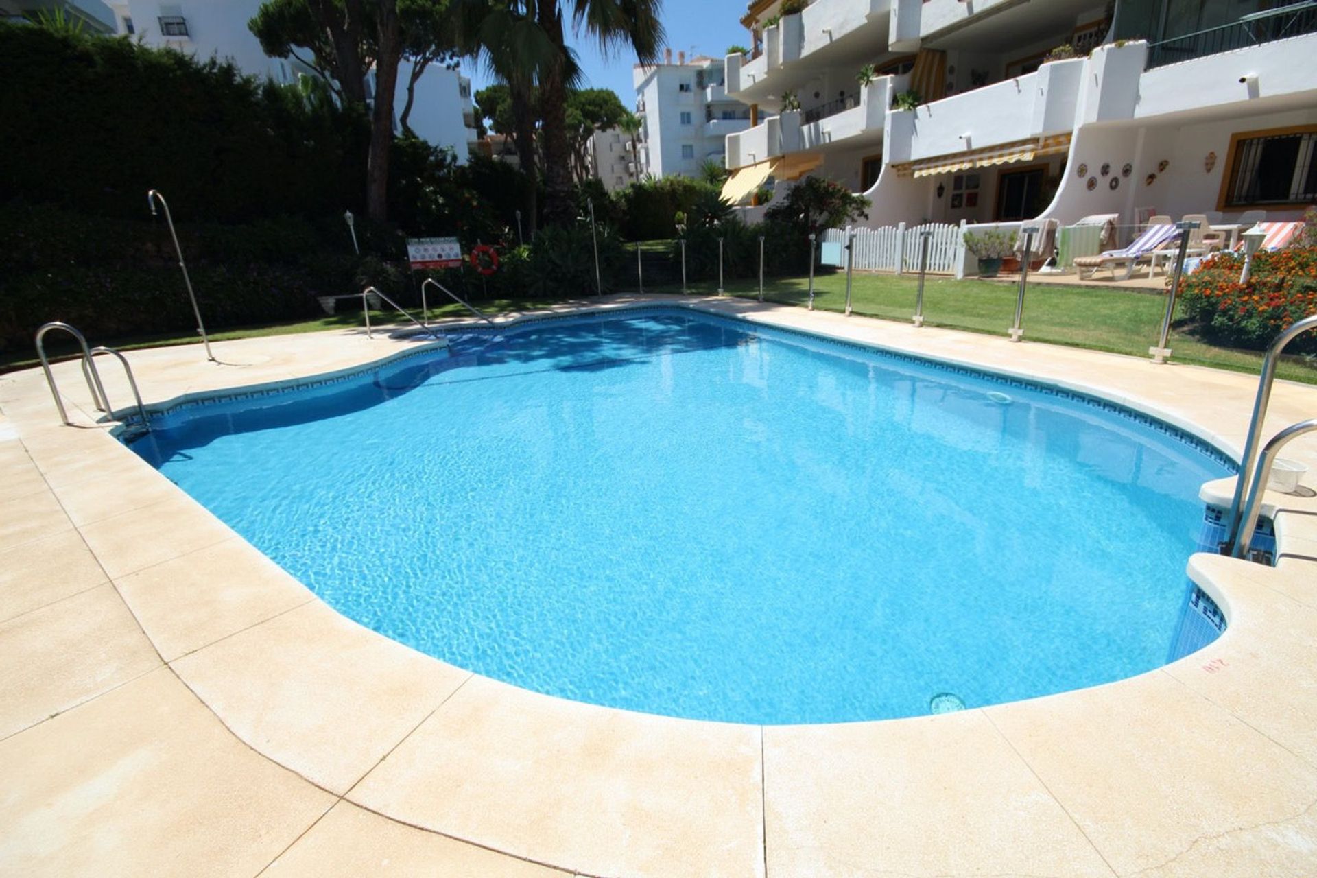 Condominium dans Sitio de Calahonda, Andalusia 10834792