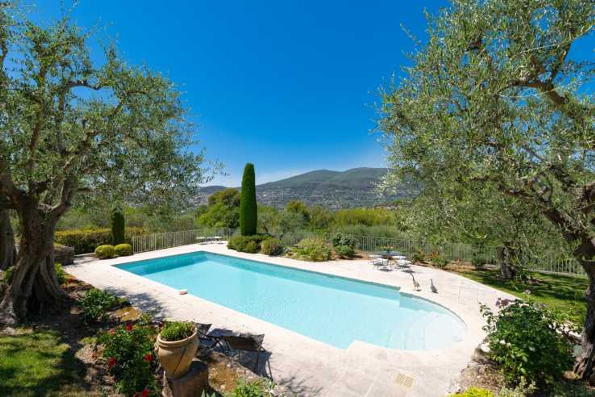 Talo sisään Châteauneuf, Provence-Alpes-Côte d'Azur 10836178