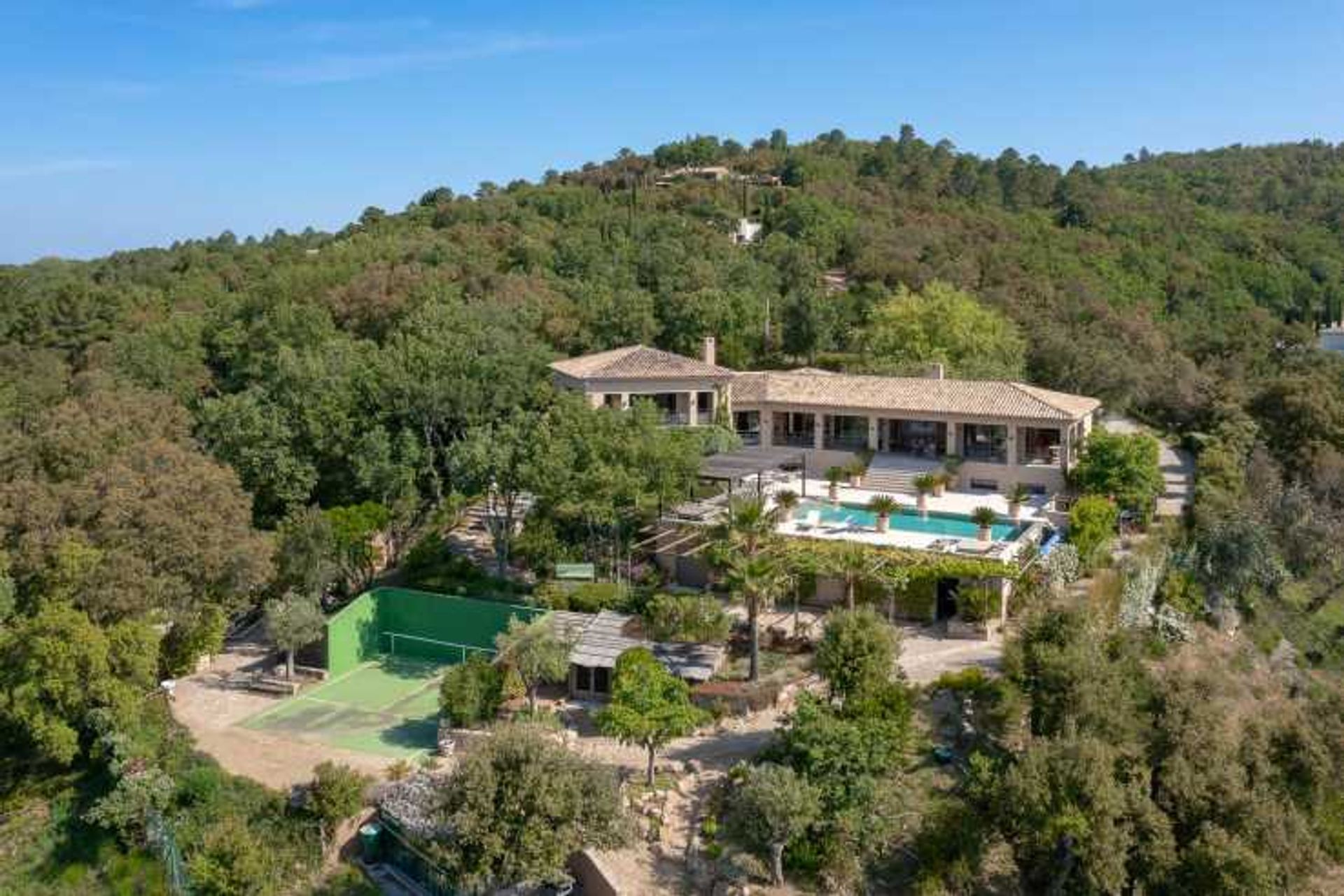 Hus i La Garde-Freinet, Provence-Alpes-Cote d'Azur 10836372