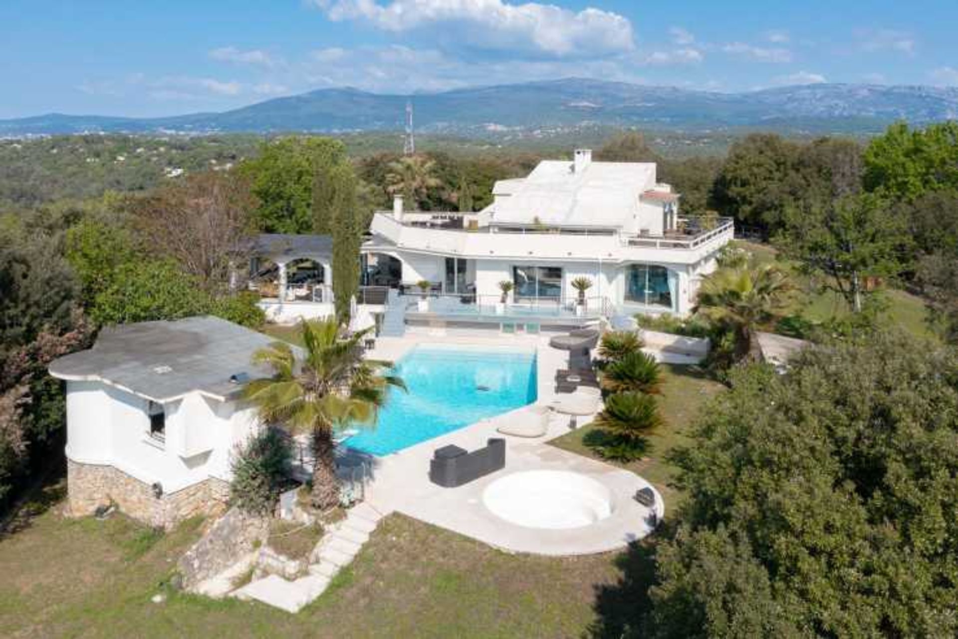 Talo sisään Valbonne, Provence-Alpes-Cote d'Azur 10836442