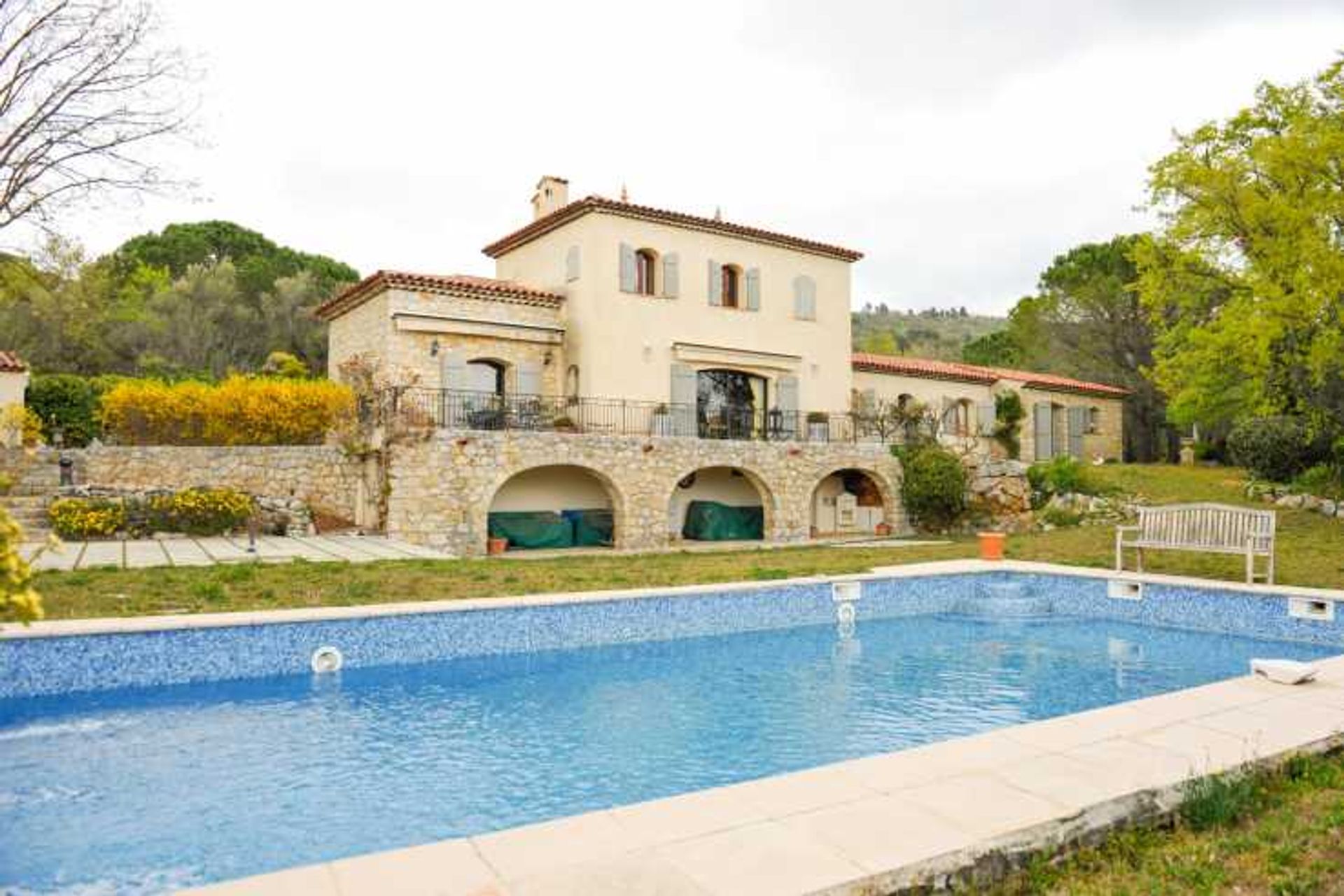 Talo sisään Saint-Cezaire-sur-Siagne, Provence-Alpes-Cote d'Azur 10836499