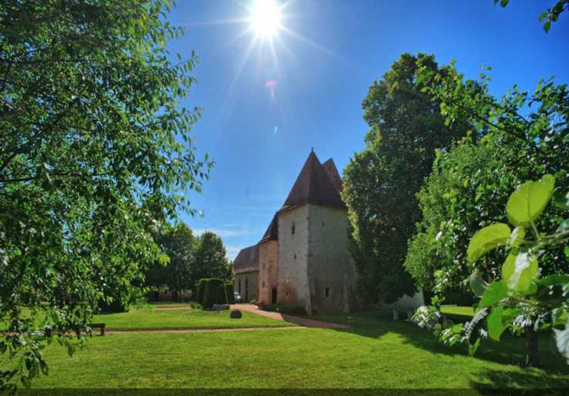 Talo sisään Saint-Pourcain-sur-Sioule, Auvergne-Rhône-Alpes 10836524