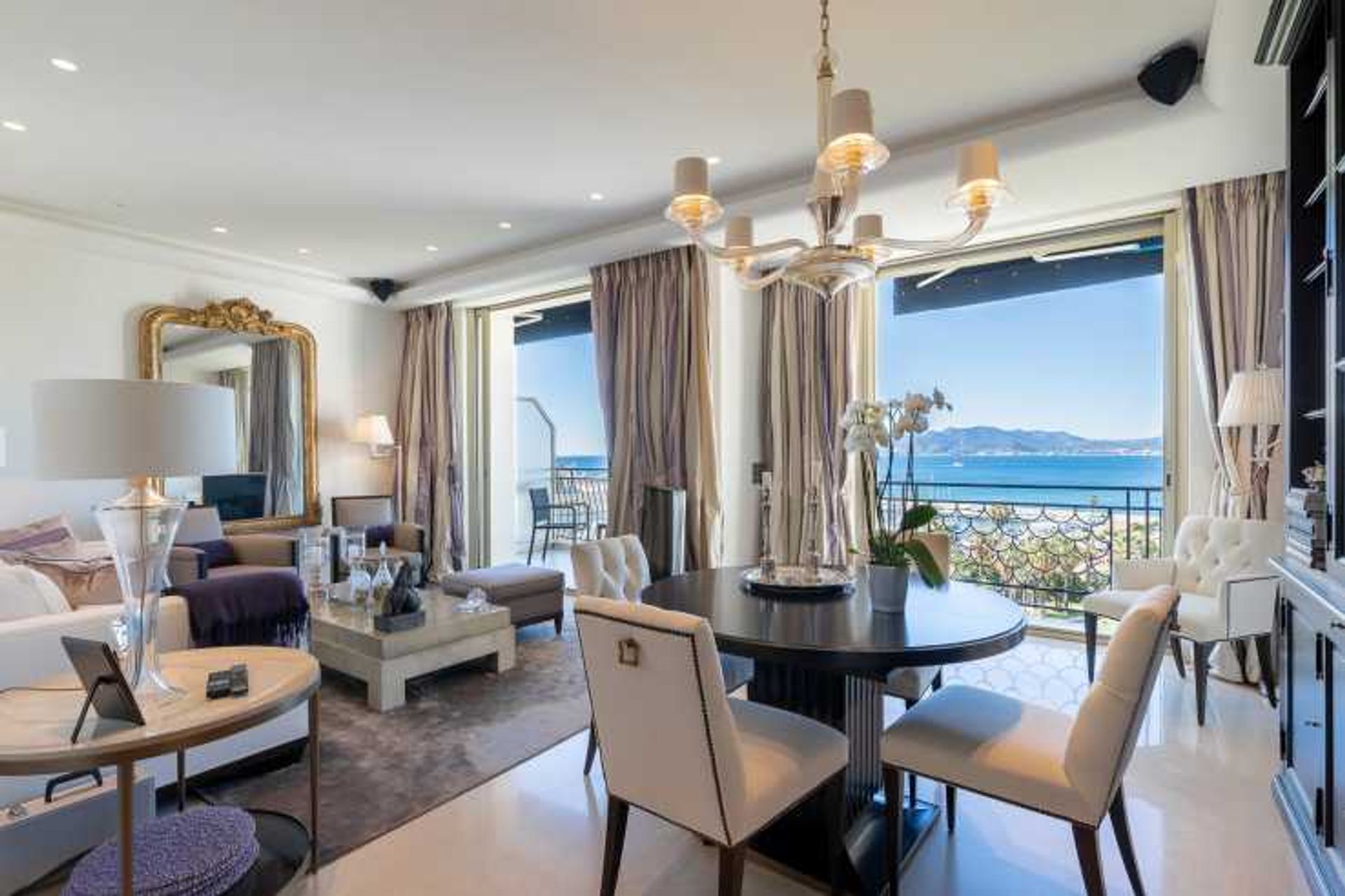 Condominium in Cannes, Provence-Alpes-Côte d'Azur 10836735