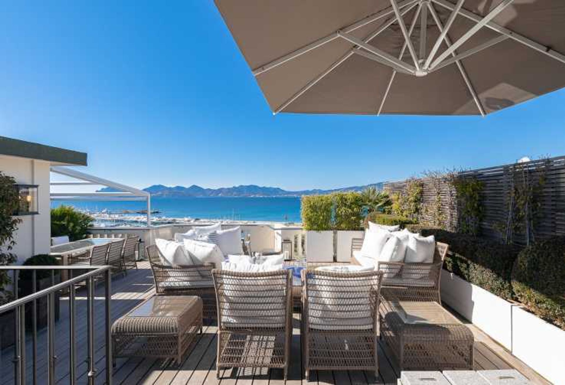 Condominium in Cannes, Provence-Alpes-Côte d'Azur 10836735