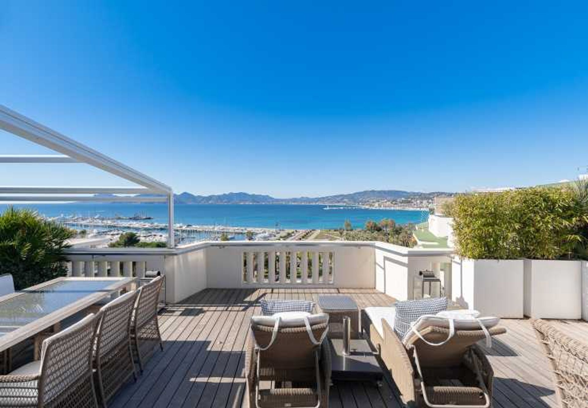 Condominium in Cannes, Provence-Alpes-Côte d'Azur 10836735