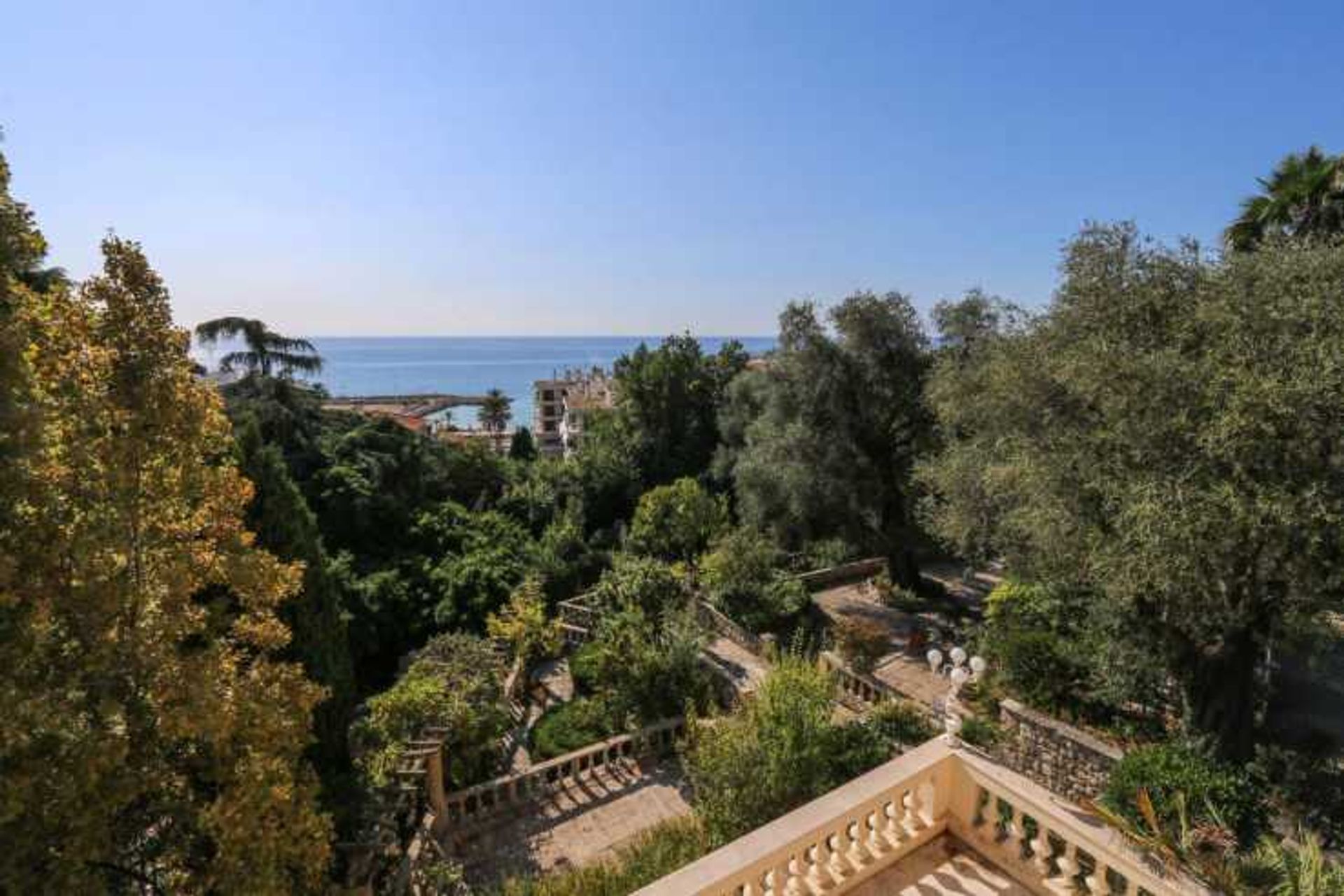 Rumah di Menton, Provence-Alpes-Côte d'Azur 10836869