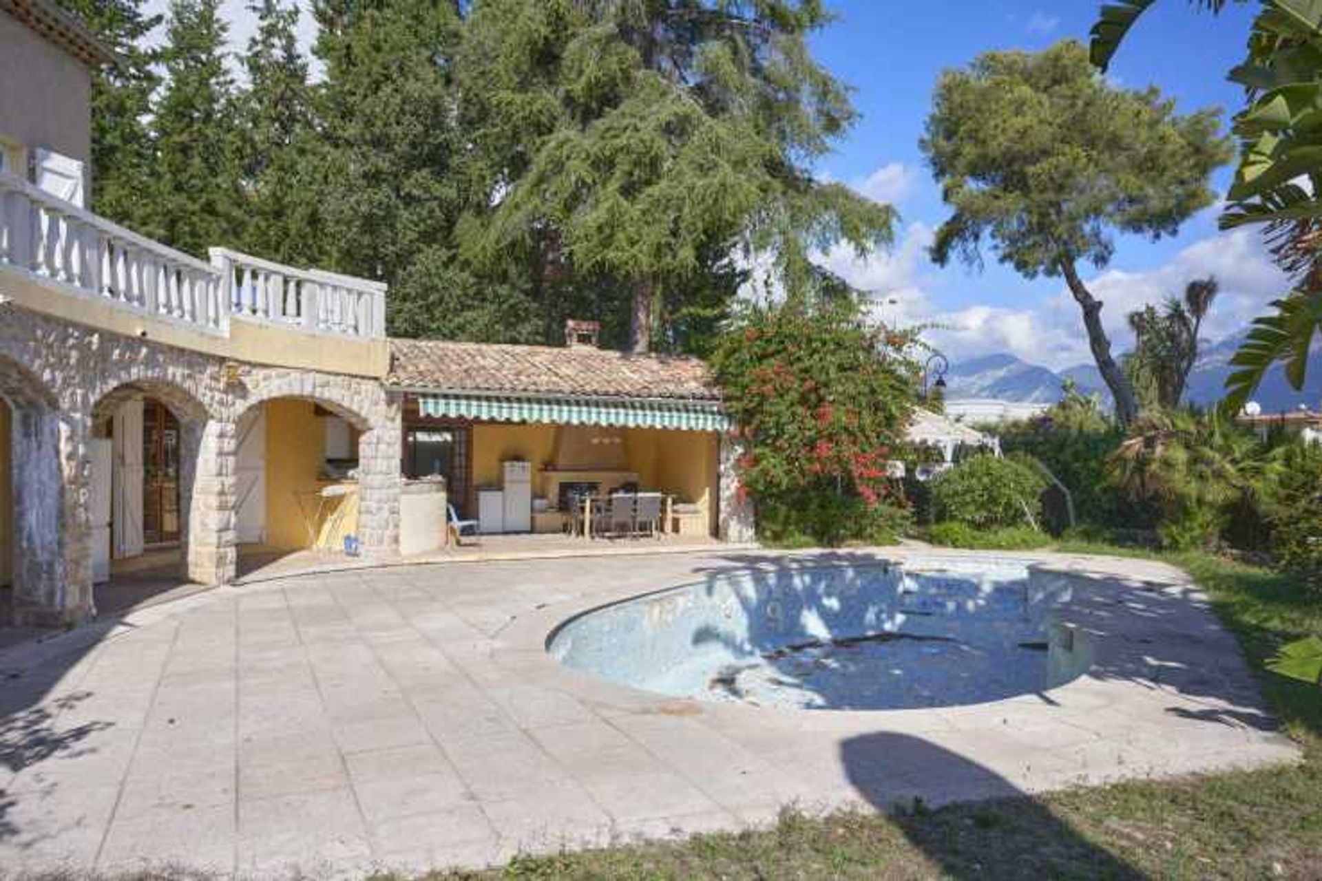 Talo sisään Roquebrune-Cap-Martin, Provence-Alpes-Côte d'Azur 10836872