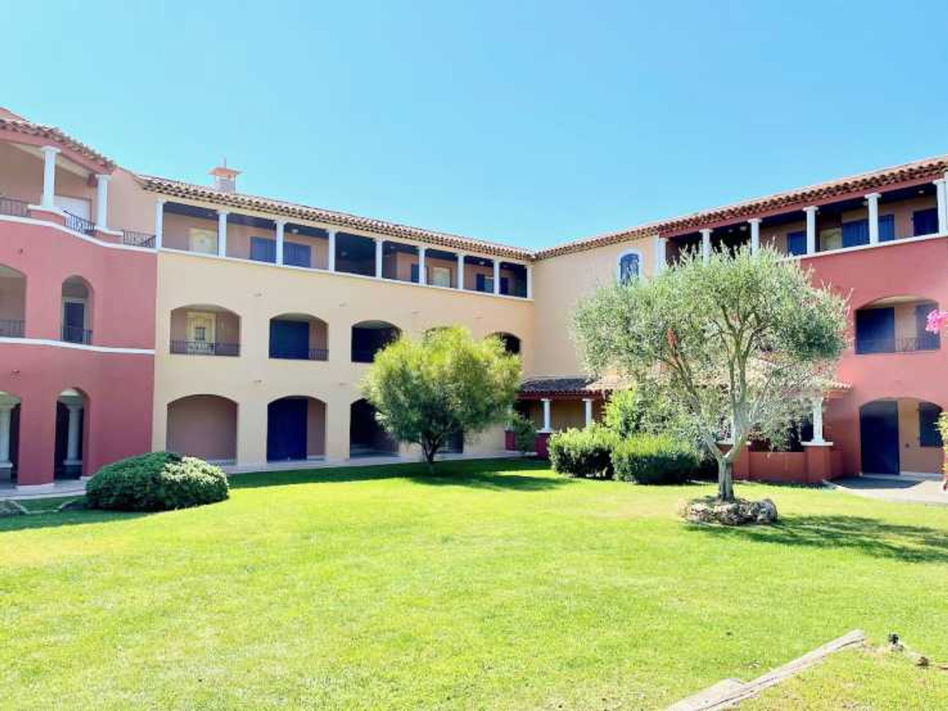 Condominium in Roquebrune-sur-Argens, Provence-Alpes-Côte d'Azur 10837031