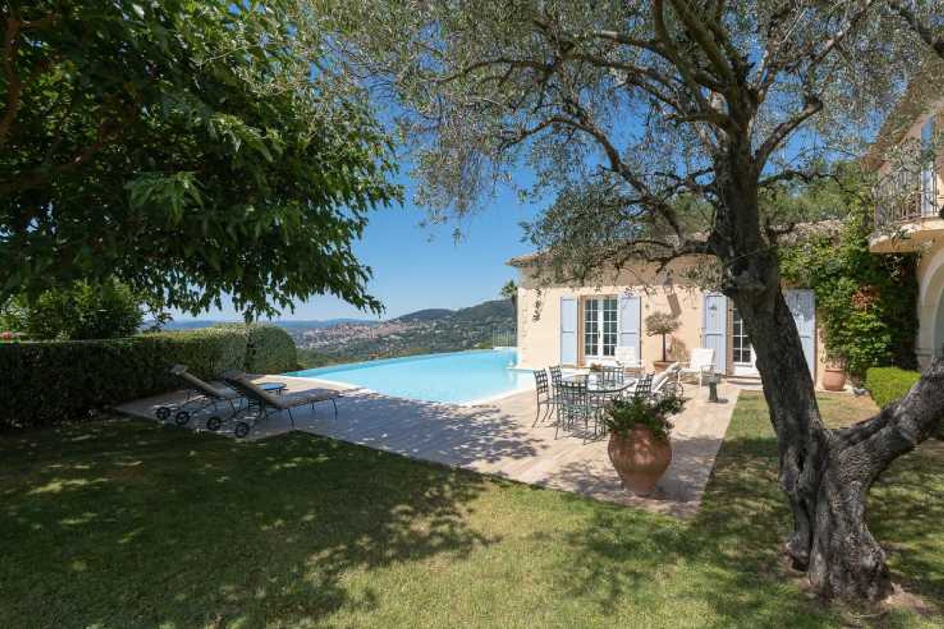 σπίτι σε Châteauneuf, Provence-Alpes-Côte d'Azur 10837058