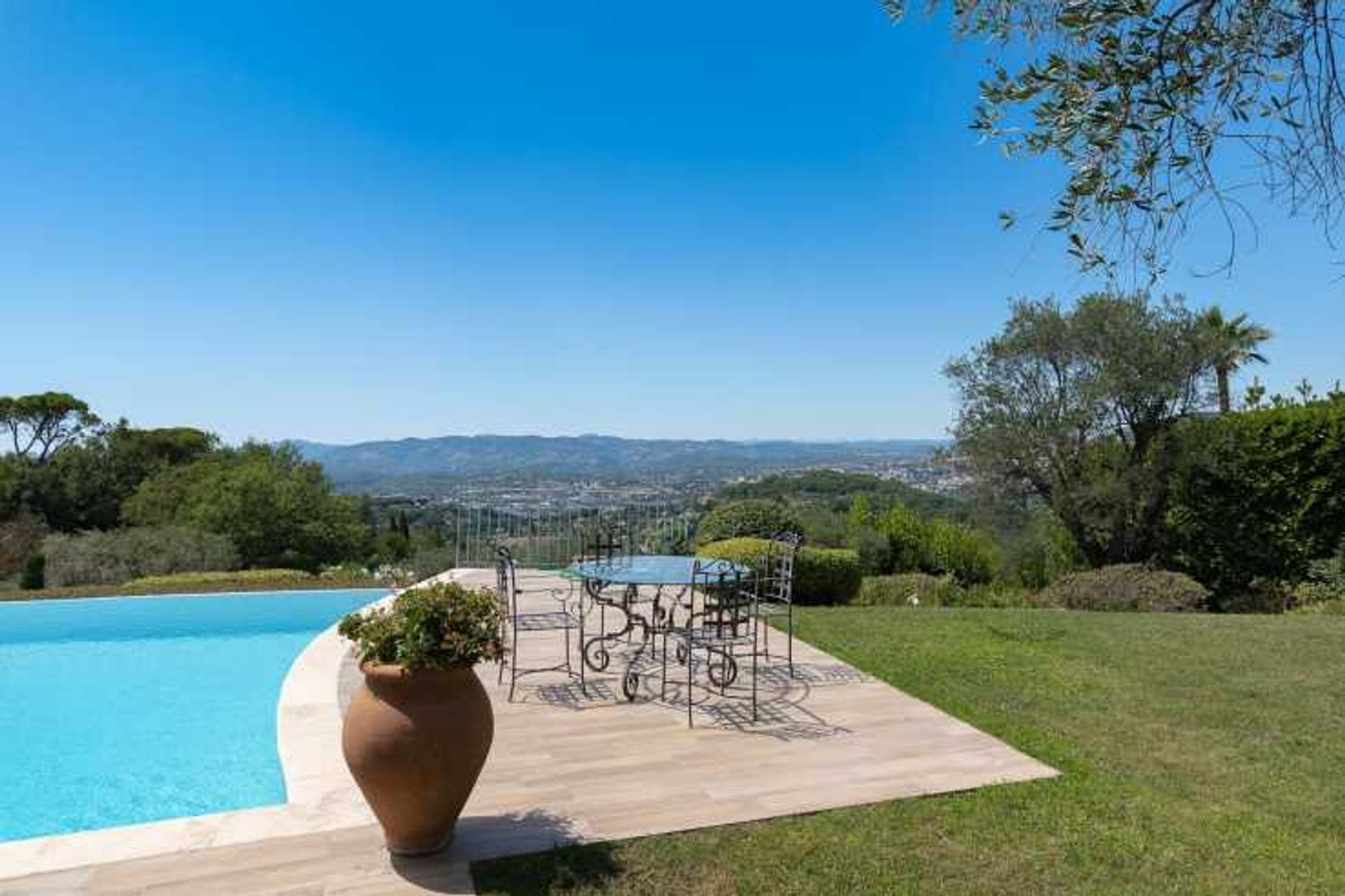 Huis in Chateauneuf-Grasse, Provence-Alpes-Côte d'Azur 10837058