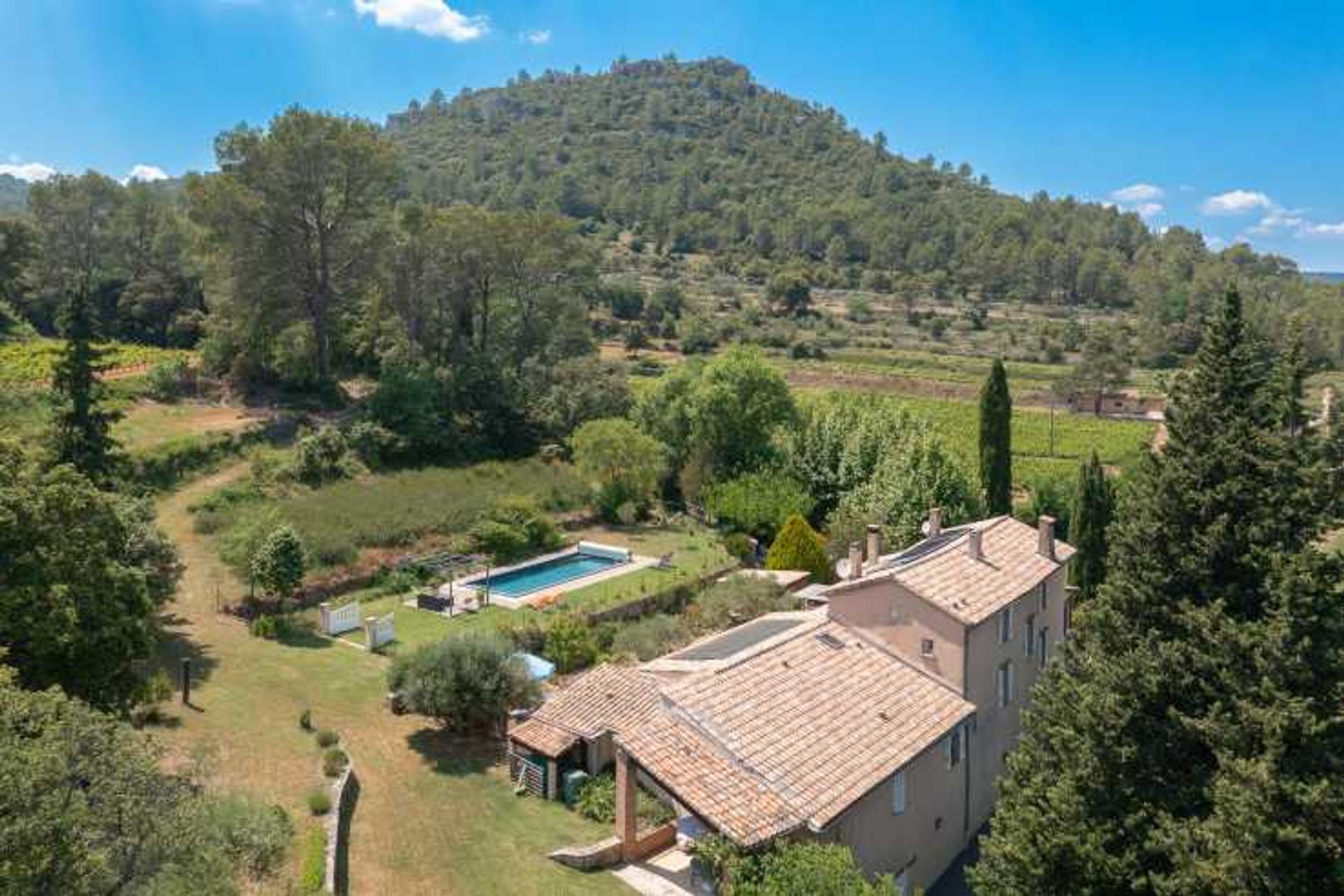 Будинок в Correns, Provence-Alpes-Cote d'Azur 10837102