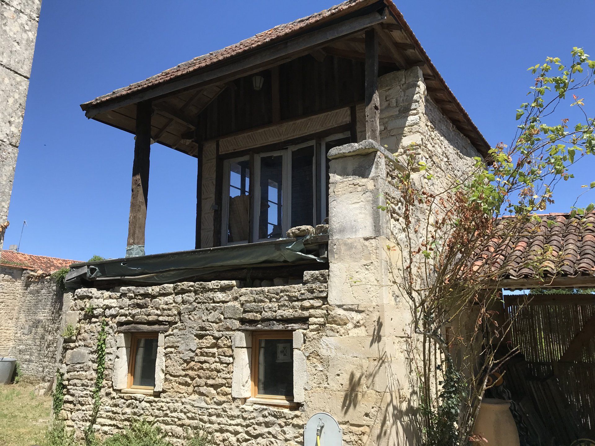 Condominium in Besse, Nouvelle-Aquitaine 10837295