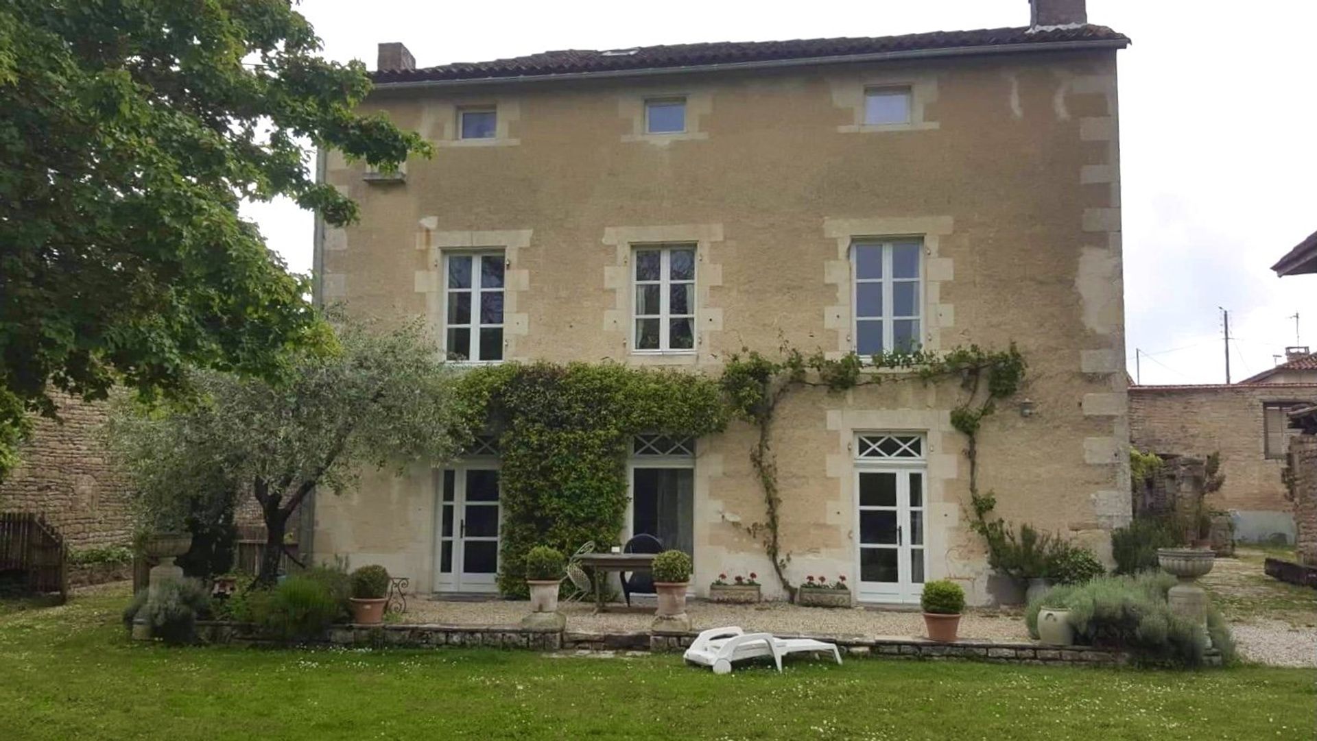 Condominium in Besse, Nouvelle-Aquitaine 10837295