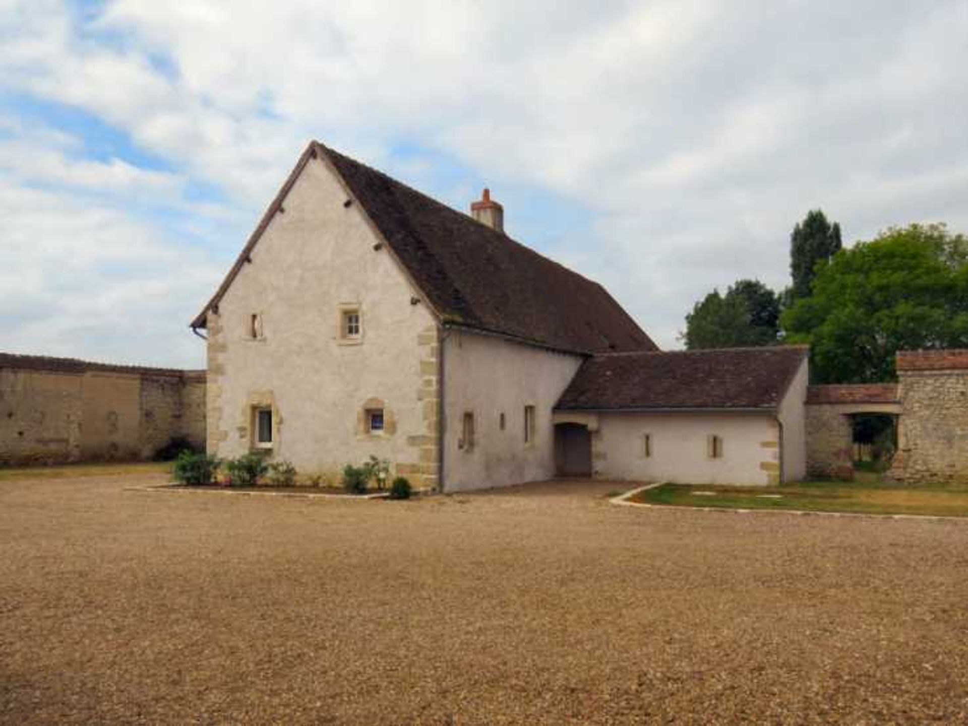 жилой дом в Cosne-Cours-sur-Loire, Bourgogne-Franche-Comté 10837328