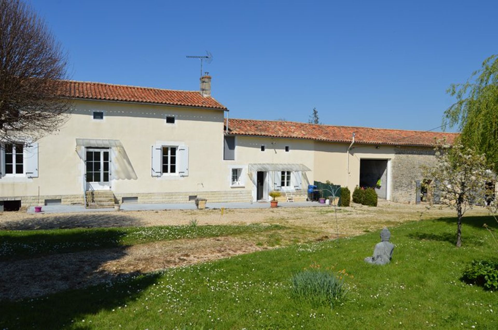 Condominium in Barro, Nouvelle-Aquitaine 10837365