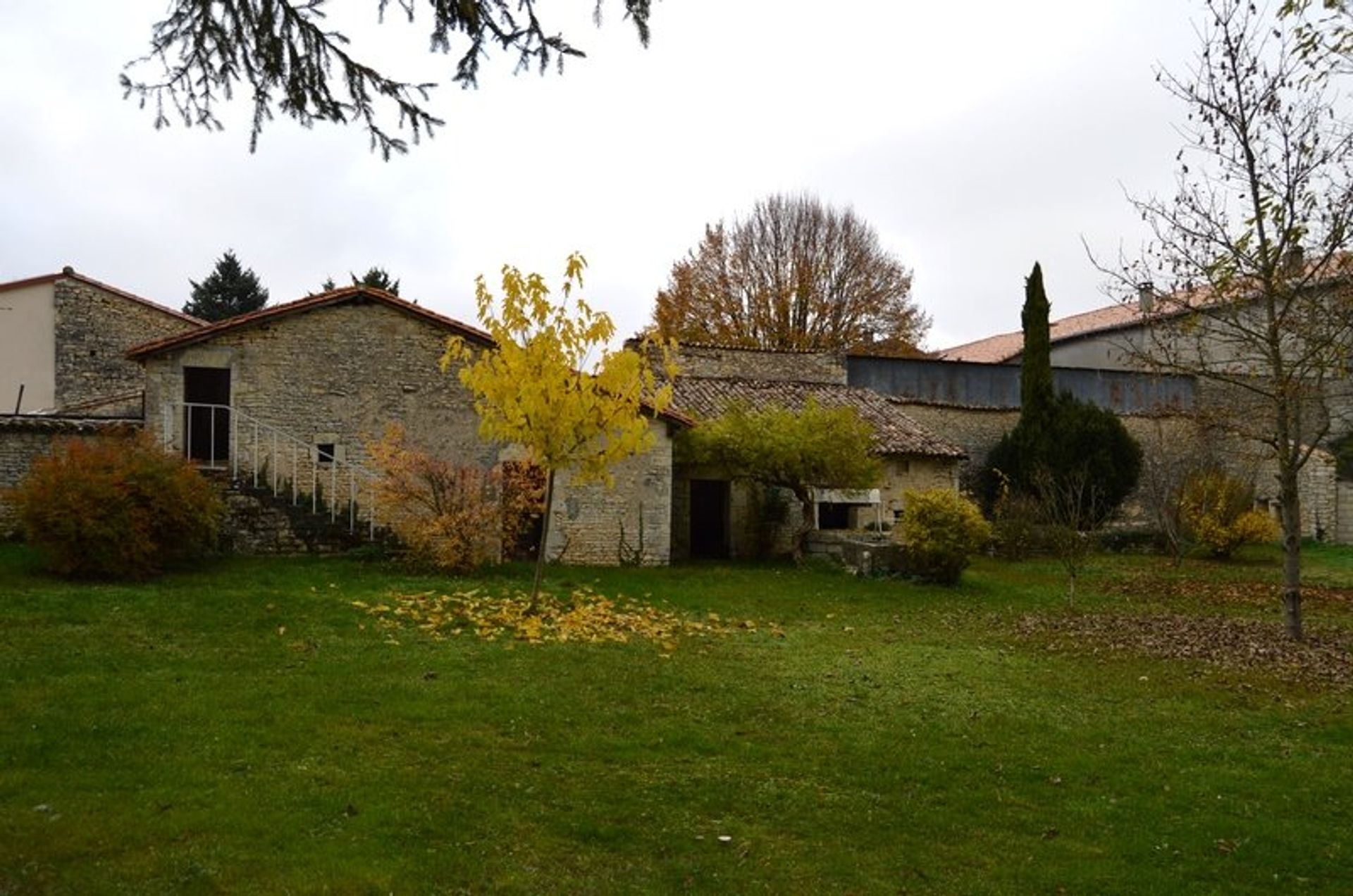 Talo sisään La Chapelle-Pouilloux, Nouvelle-Aquitaine 10837404