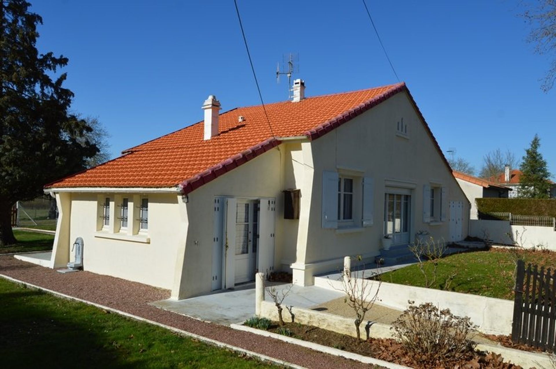 Condominium in La Celle-sous-Gouzon, Nouvelle-Aquitaine 10837434