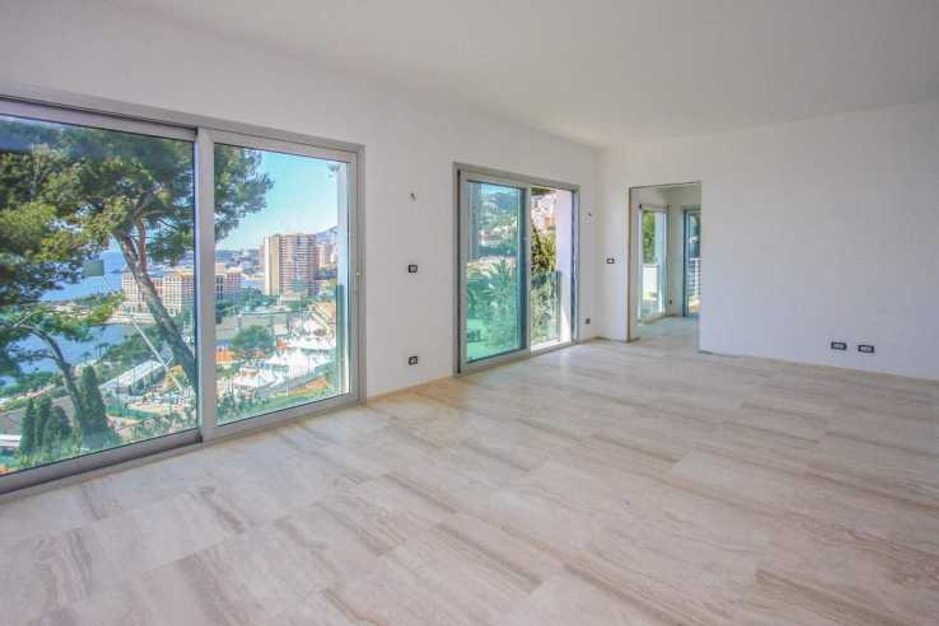 House in Roquebrune-Cap-Martin, Provence-Alpes-Côte d'Azur 10837667