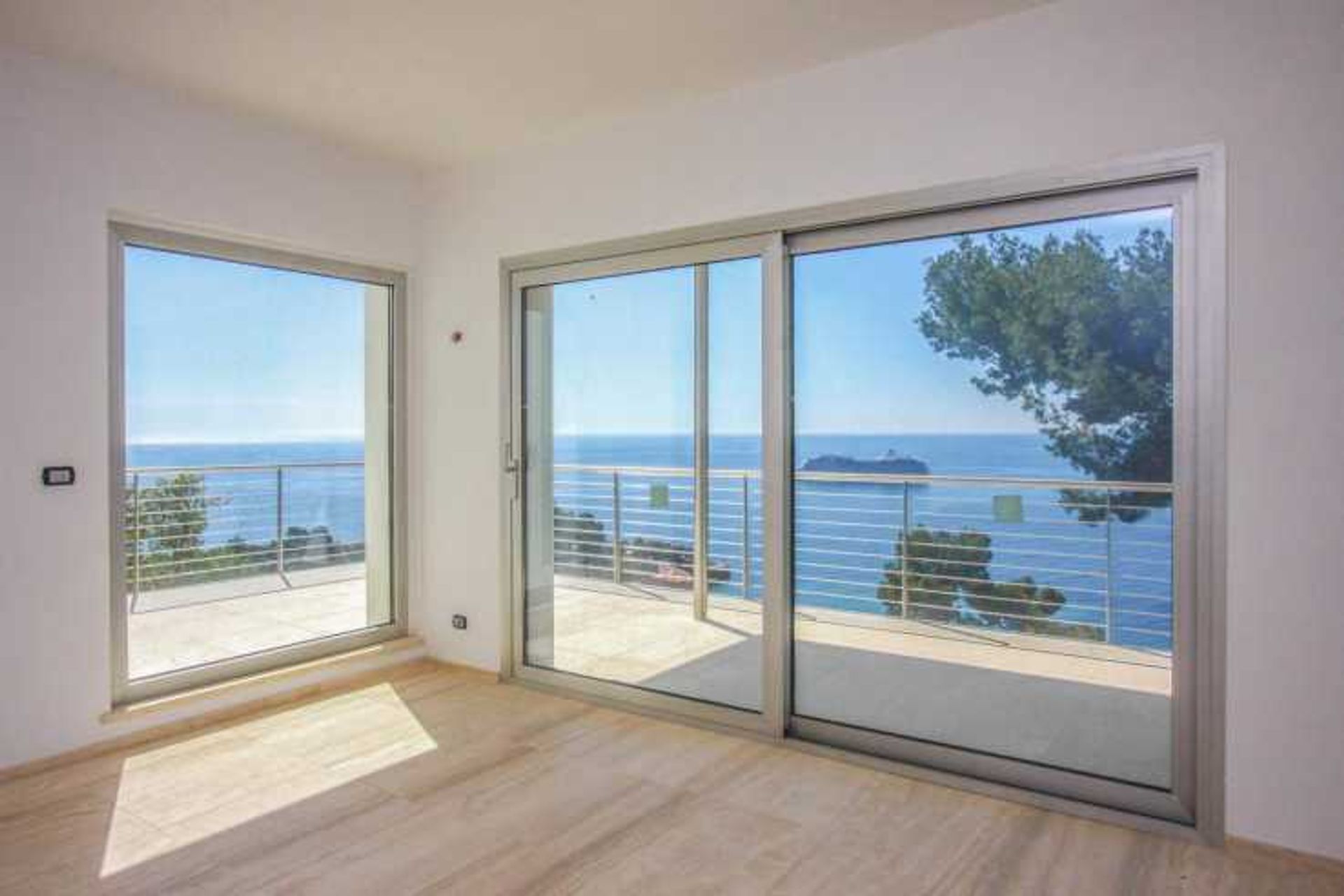 House in Roquebrune-Cap-Martin, Provence-Alpes-Côte d'Azur 10837667