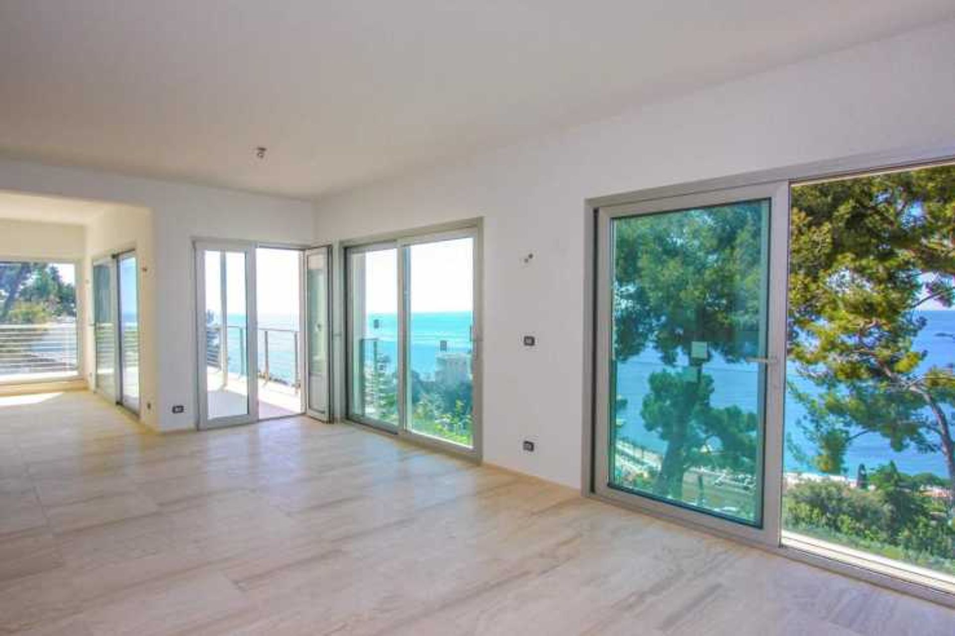 House in Roquebrune-Cap-Martin, Provence-Alpes-Côte d'Azur 10837667