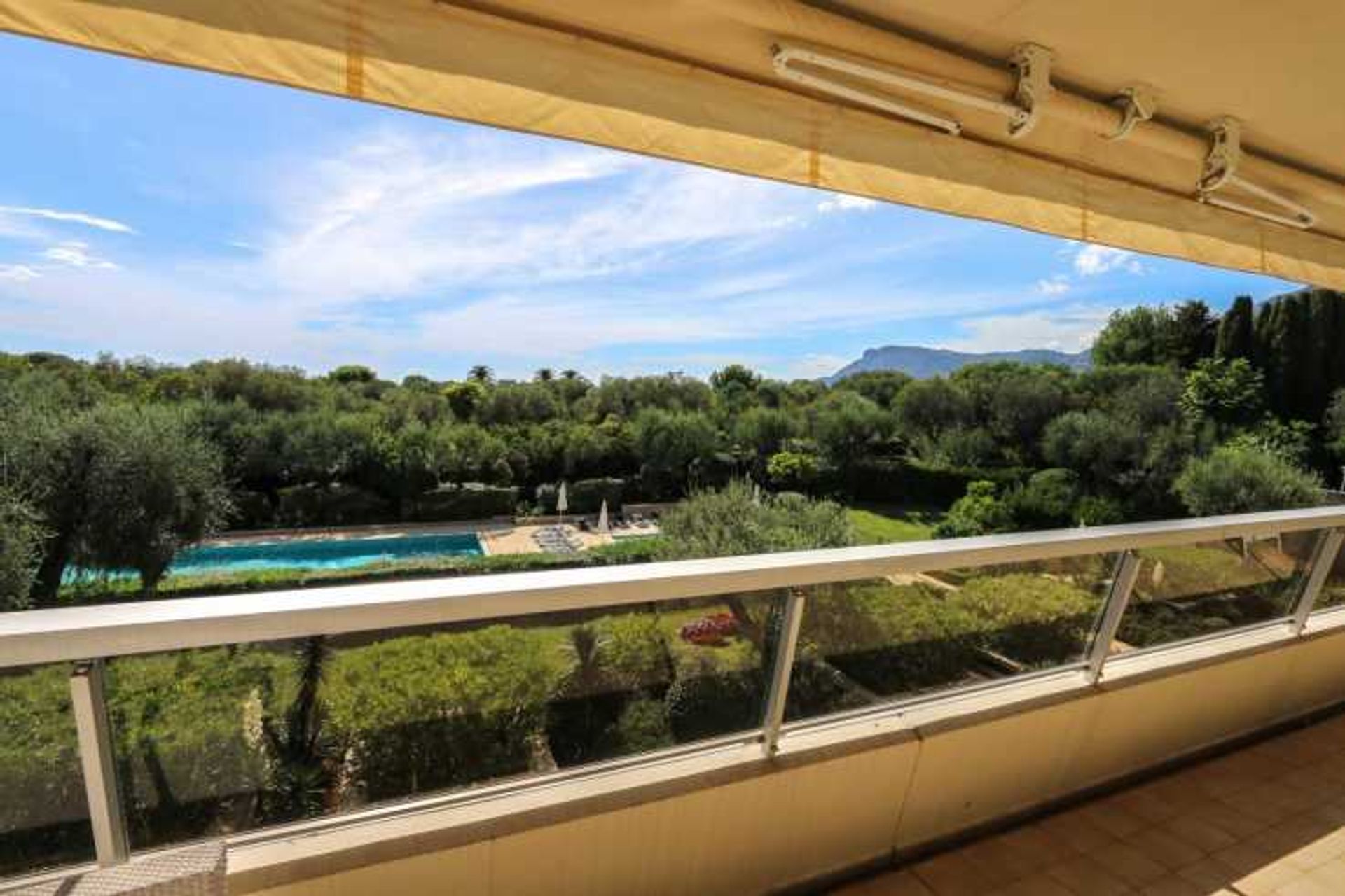 Condominium in Roquebrune-Cap-Martin, Provence-Alpes-Côte d'Azur 10837707