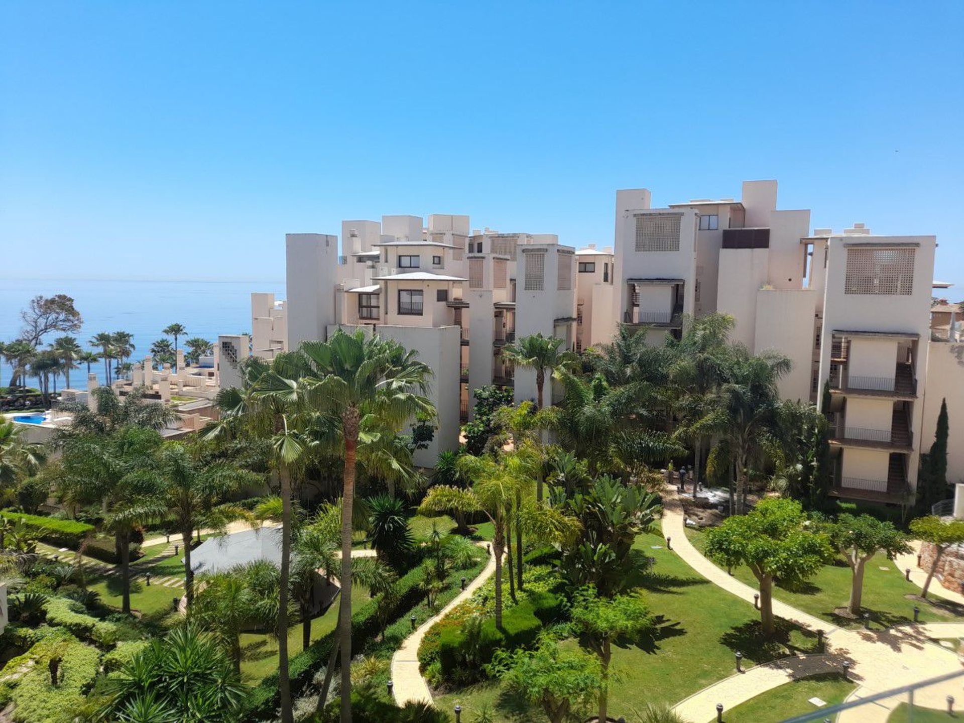 Condominium in Estepona, Andalucía 10839349