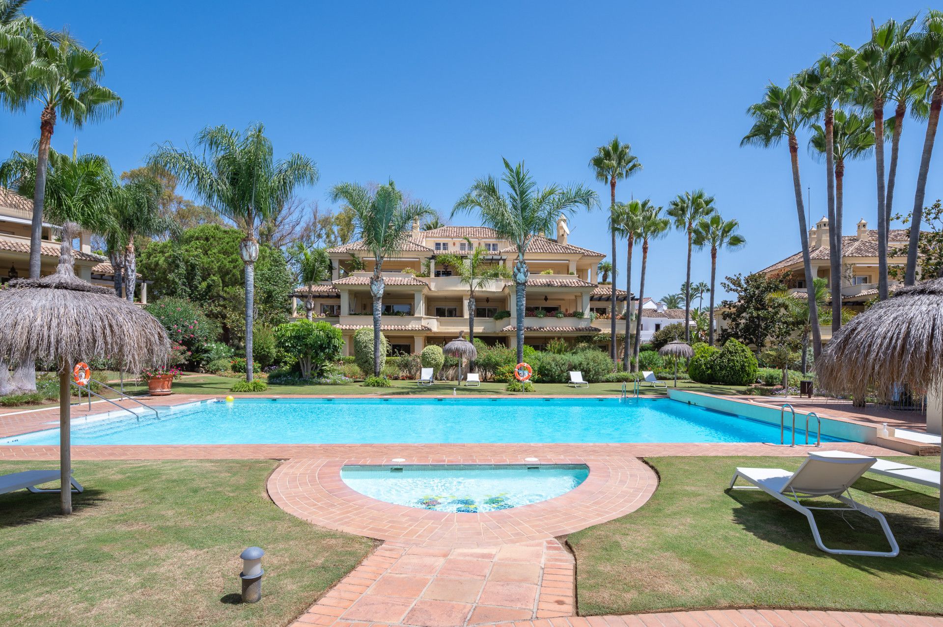 Condominium in Marbella, Andalucía 10839528