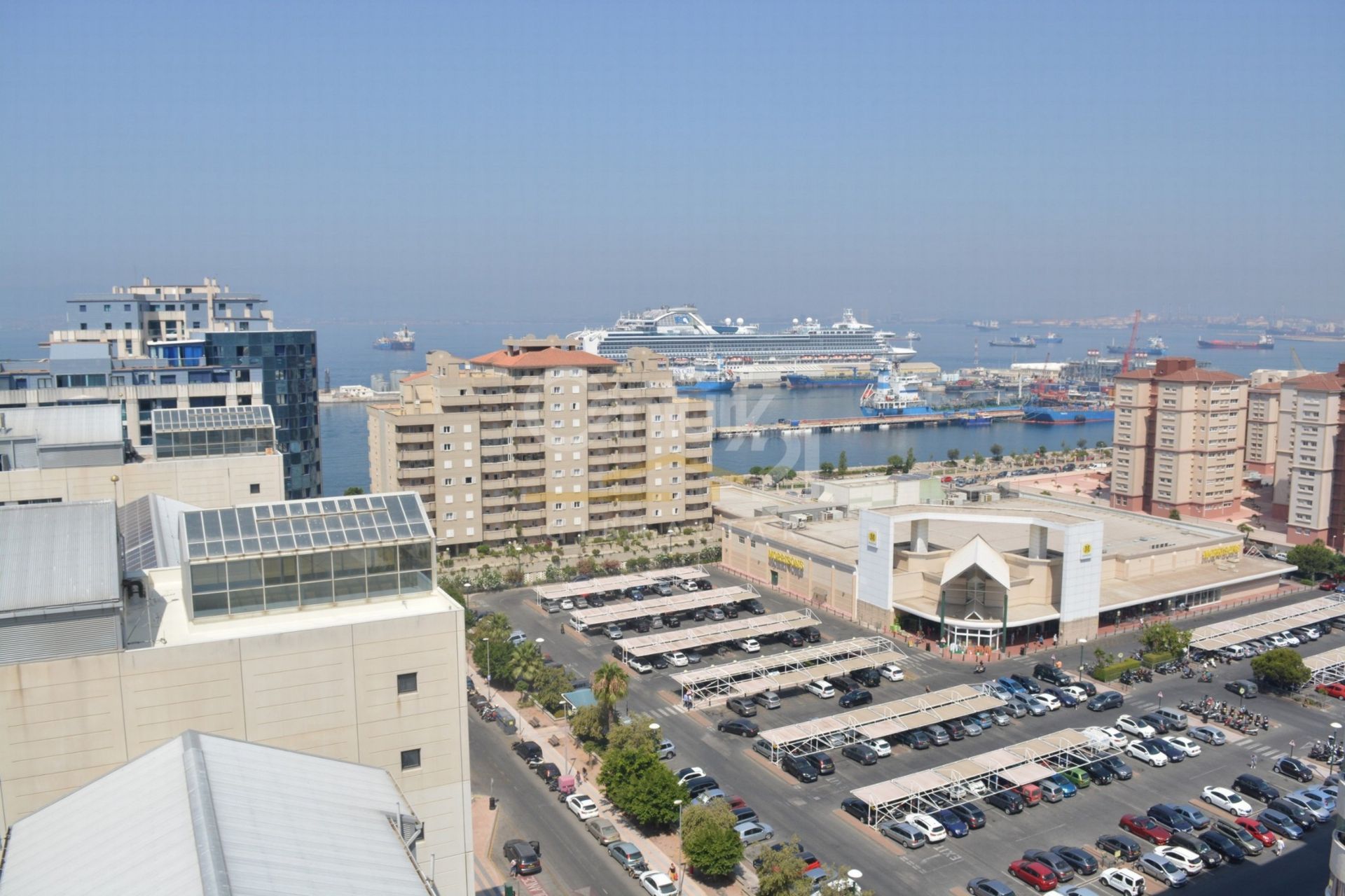 Condominium in La Linea de la Concepcion, Andalusia 10842323