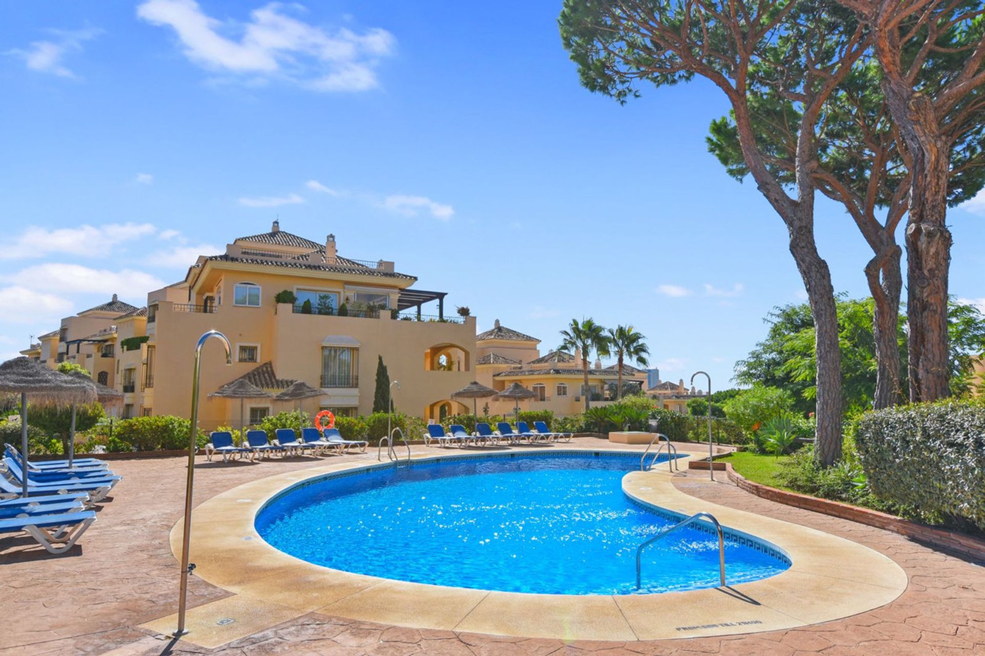 Condominium in Marbella, Andalucía 10842957