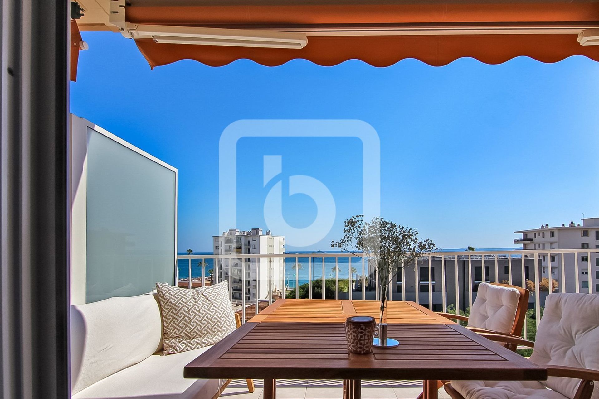 Condominium dans Juan les Pins, Provence-Alpes-Côte d'Azur 10844696