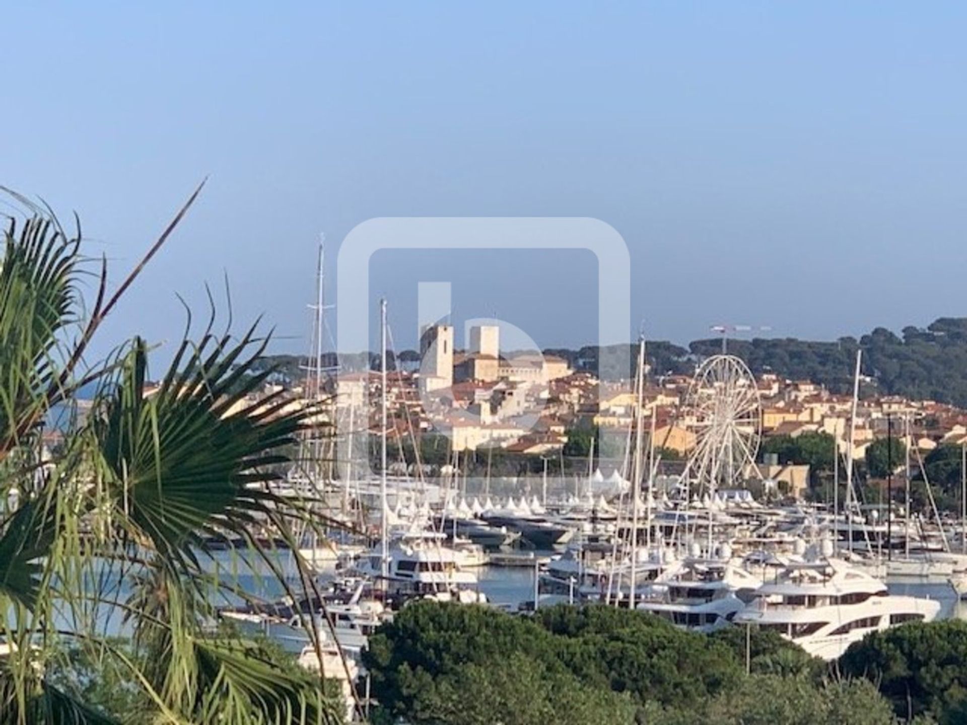 Condominium in Antibes, Provence-Alpes-Côte d'Azur 10844718