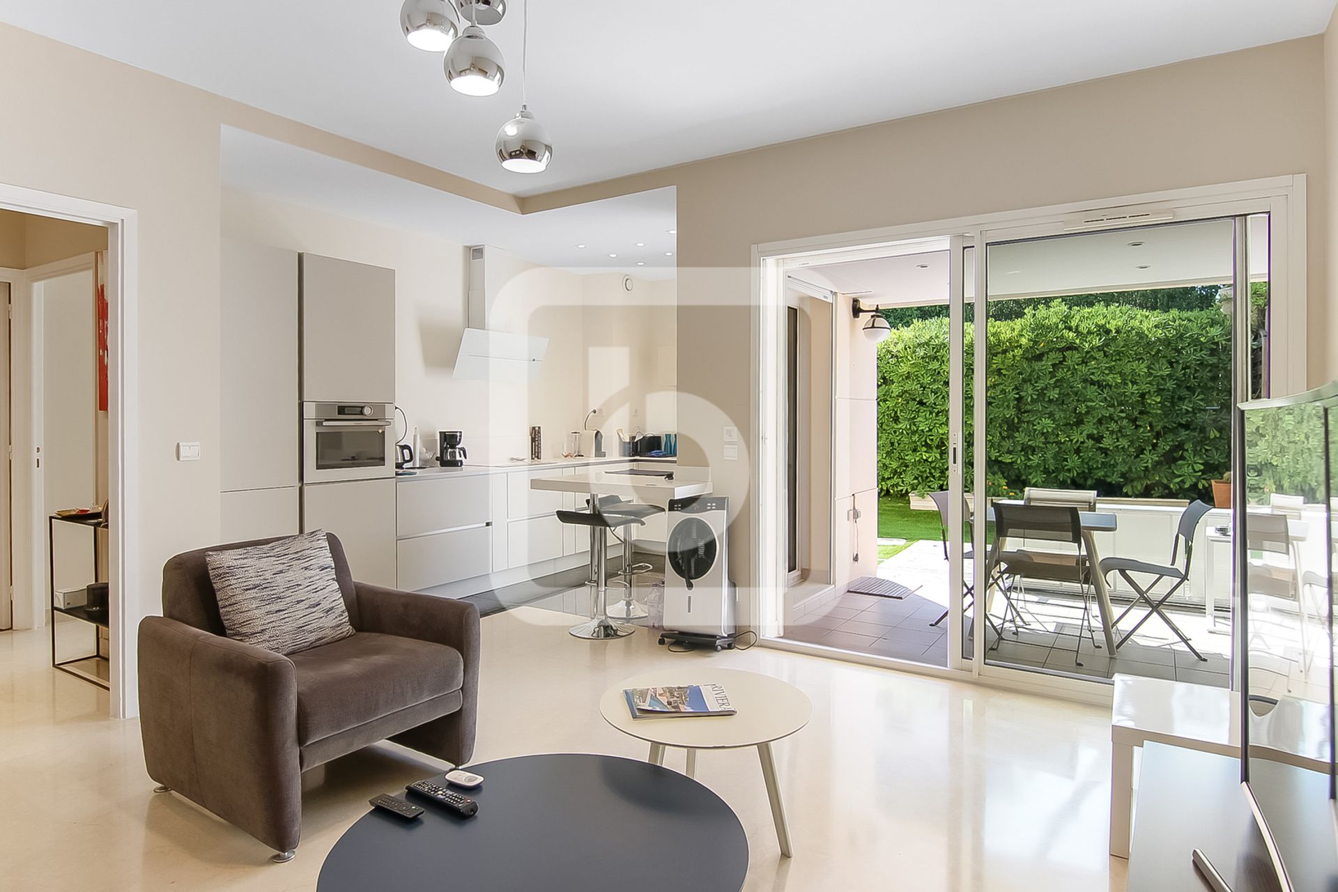 Condominium dans Juan les Pins, Provence-Alpes-Côte d'Azur 10845301