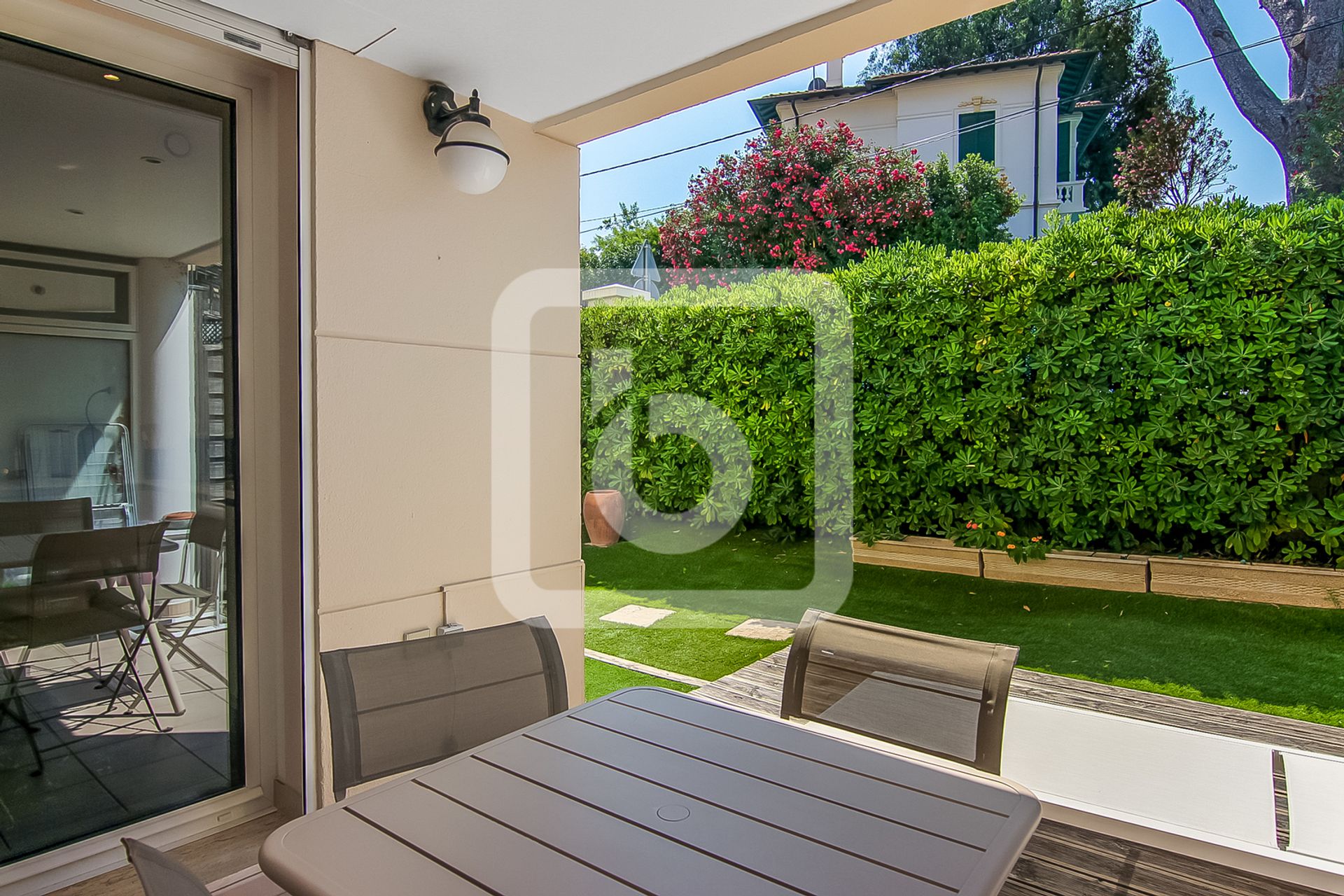 Condominium in Juan-les-Pins, Provence-Alpes-Côte d'Azur 10845301