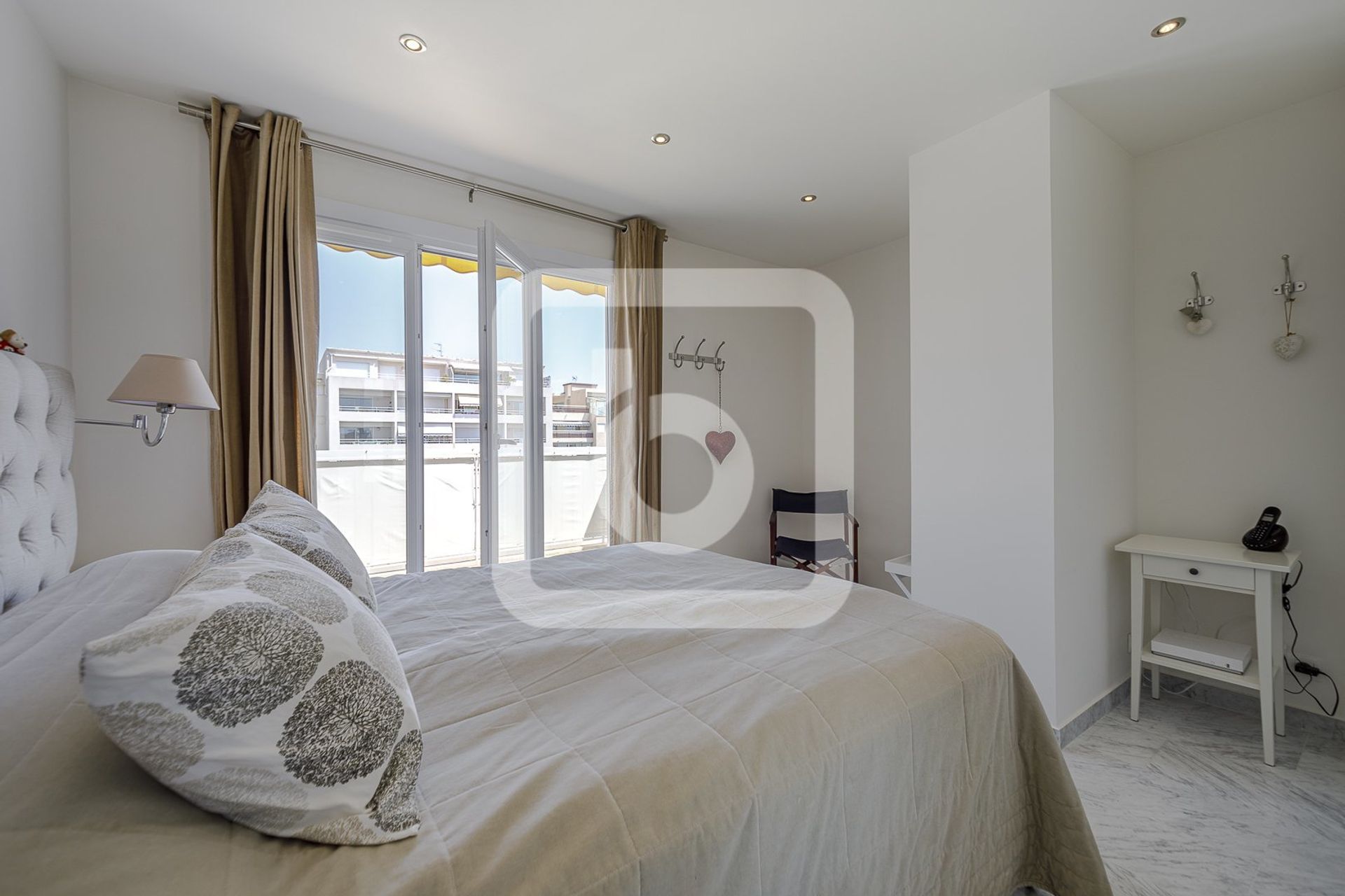 Condominium in Antibes, Provence-Alpes-Côte d'Azur 10845313