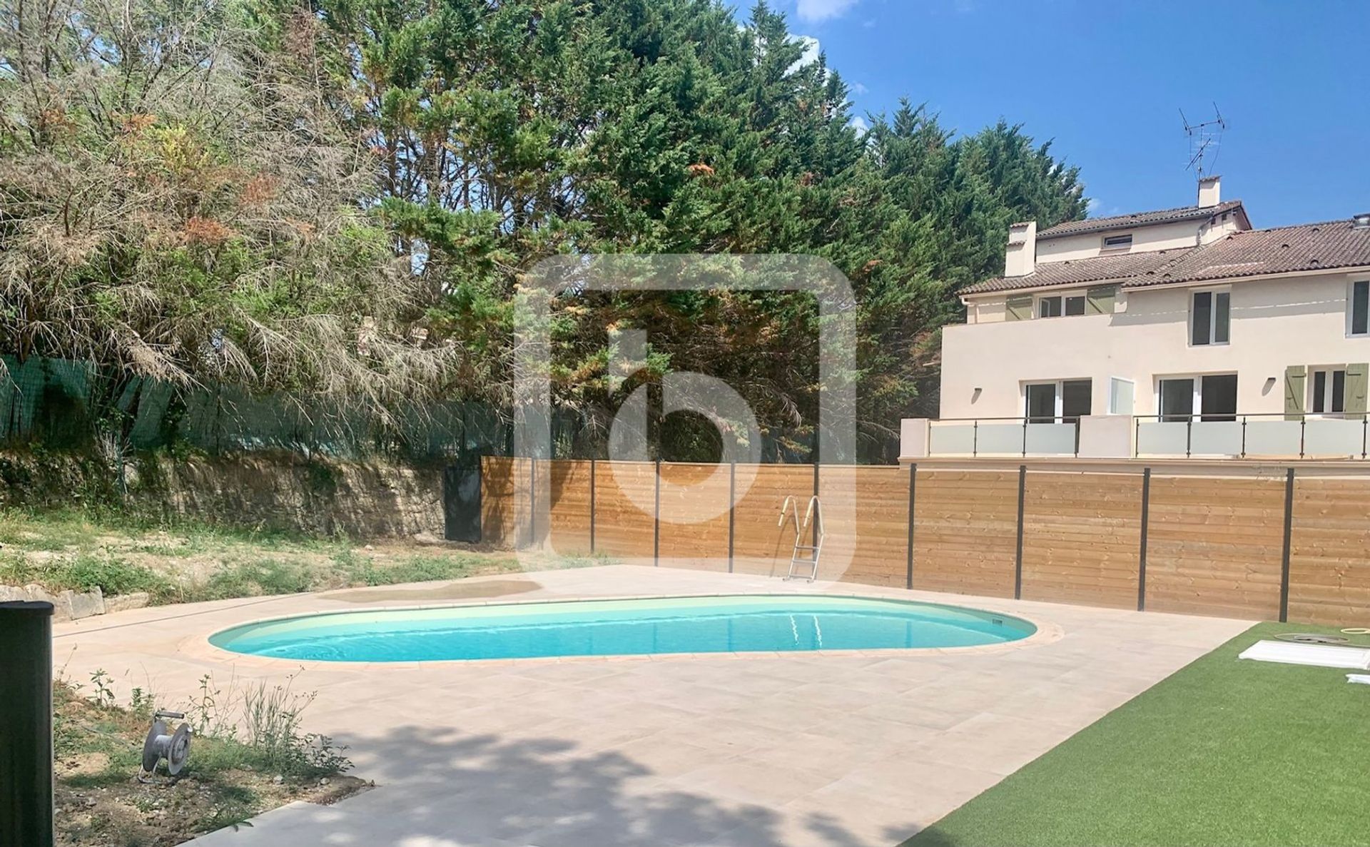 Osakehuoneisto sisään Chateauneuf-Grasse, Provence-Alpes-Cote d'Azur 10845358