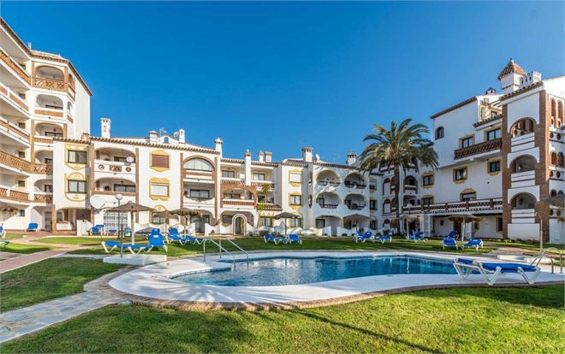 Condominium in Sitio de Calahonda, Andalusia 10848606