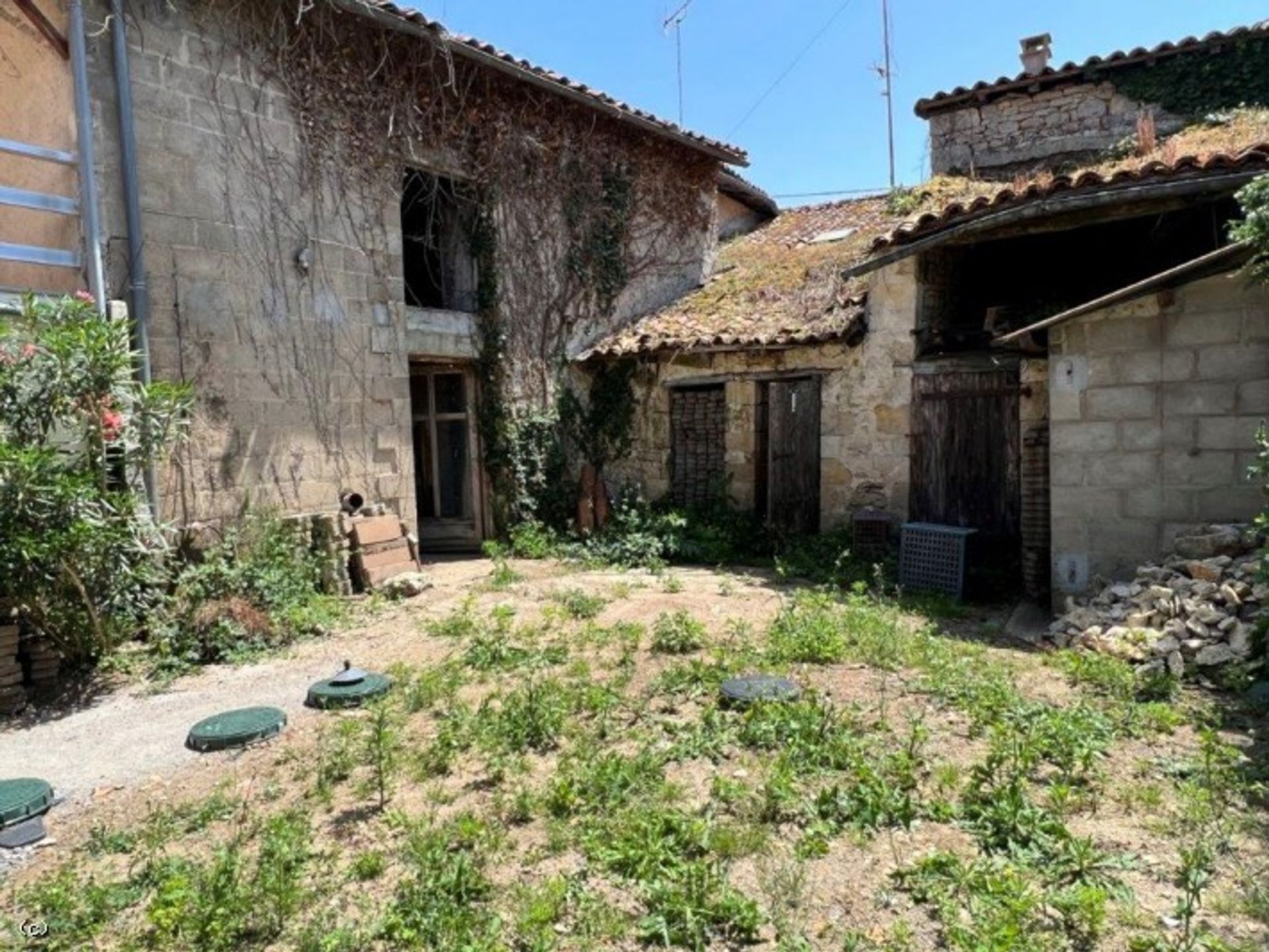 Casa nel Ruffec, Nouvelle-Aquitaine 10852434