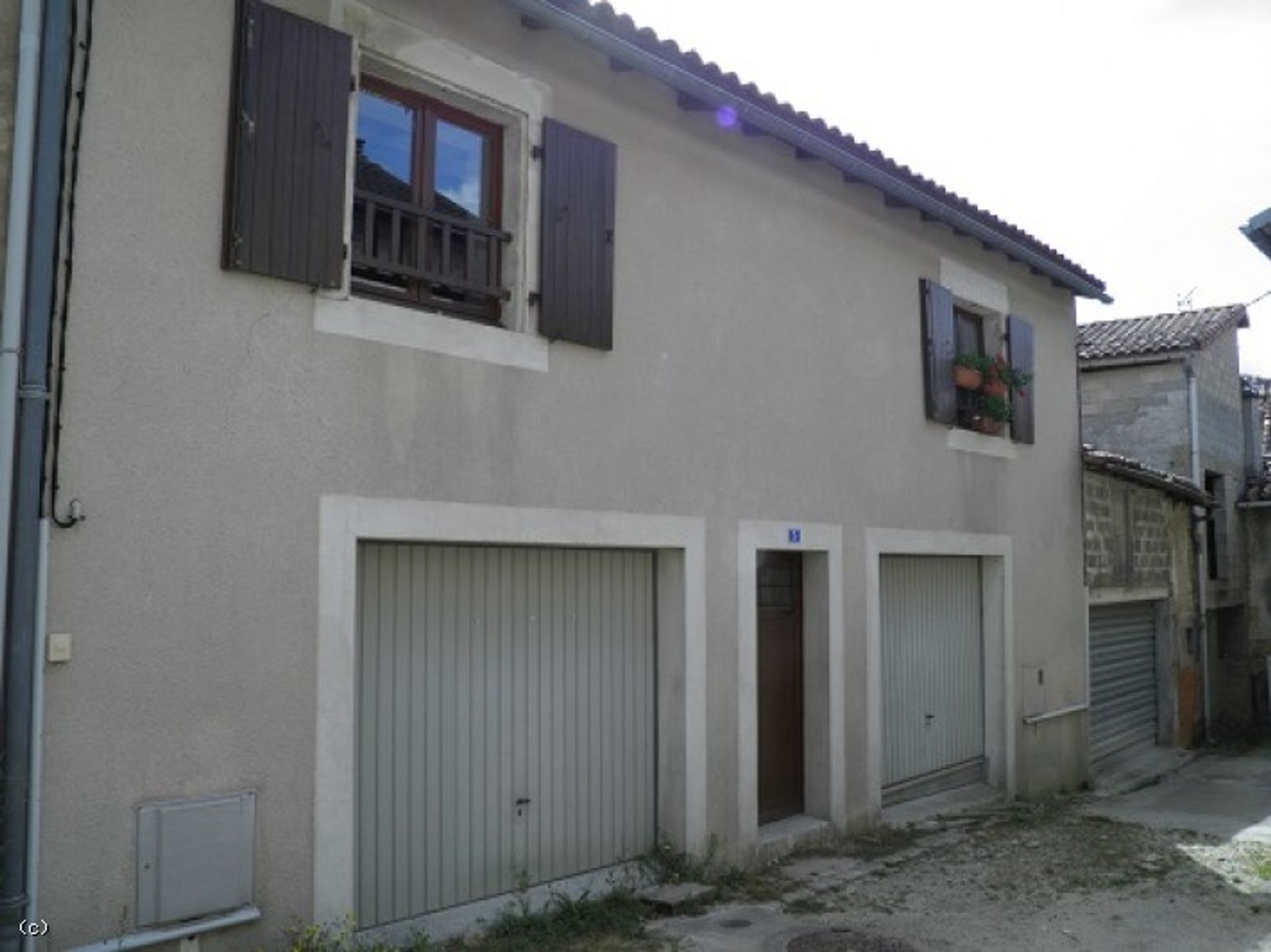 Condominium in Ruffec, Nouvelle-Aquitanië 10852445