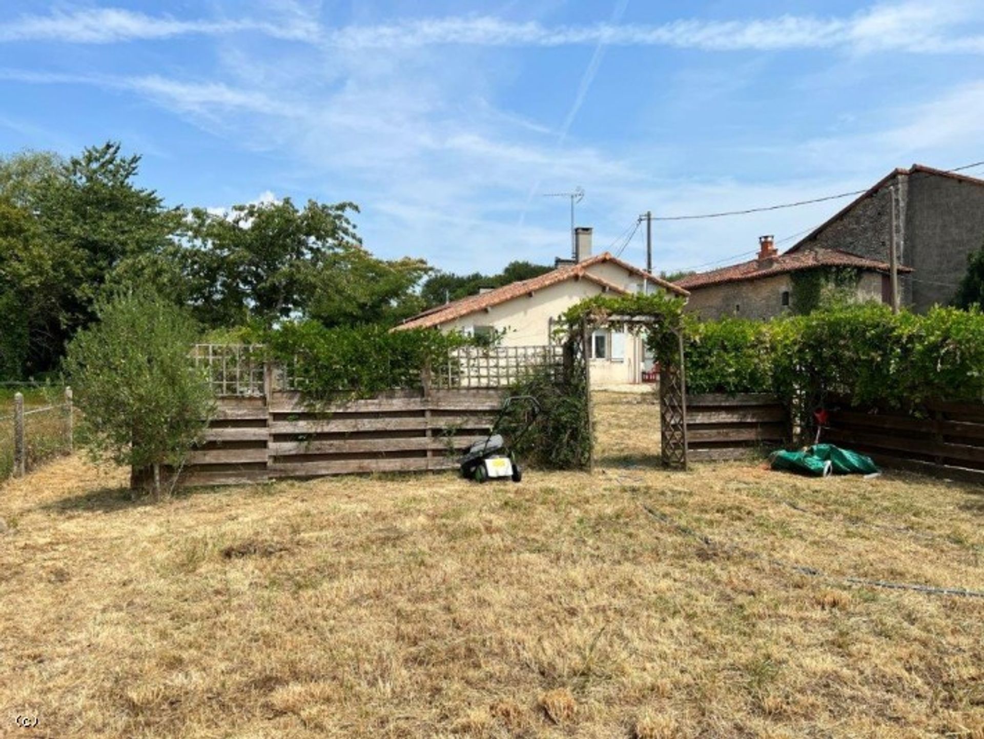 Condominium in Champagne-Mouton, Nouvelle-Aquitaine 10852454