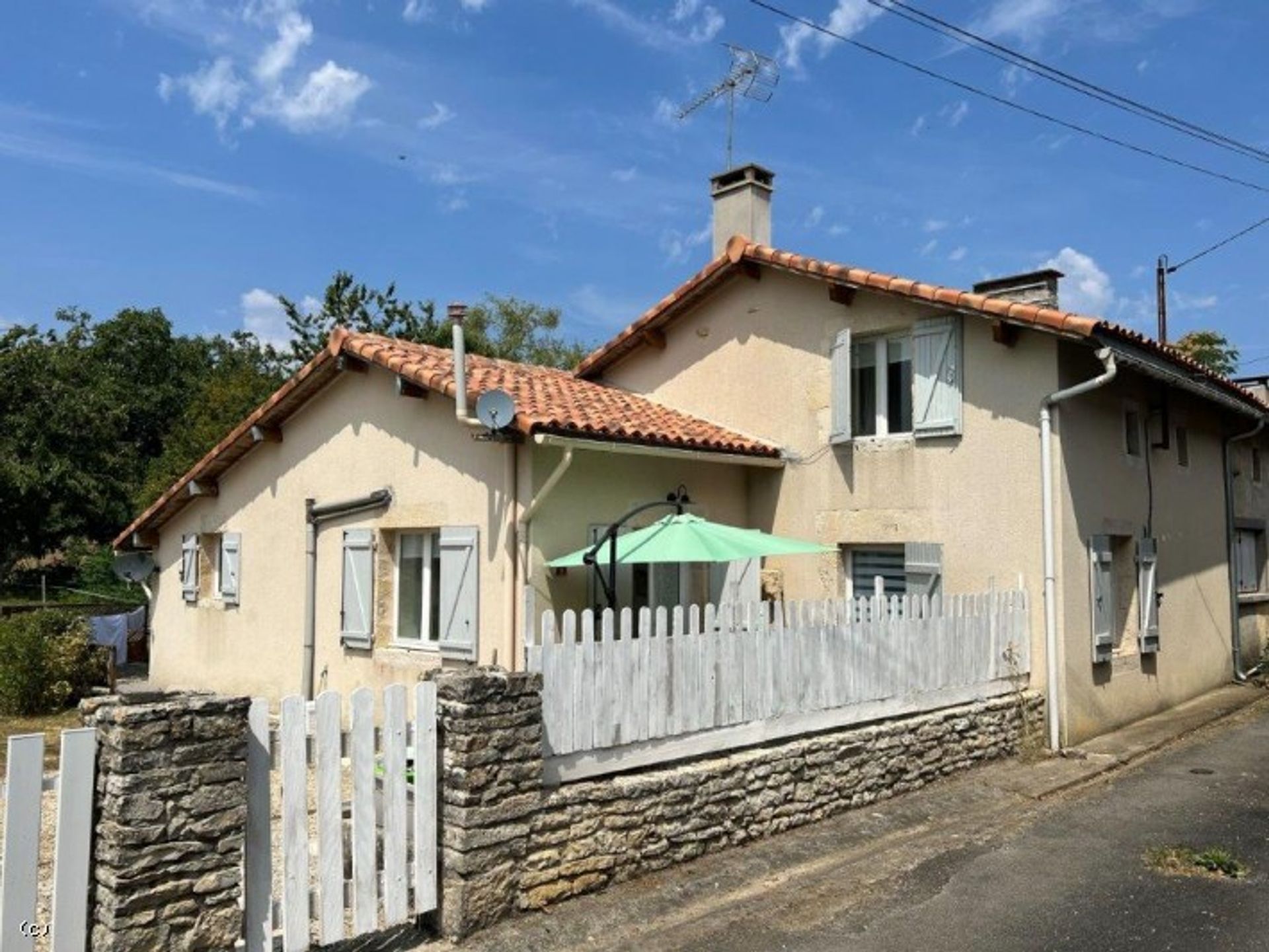 Condominium in Champagne-Mouton, Nouvelle-Aquitaine 10852454