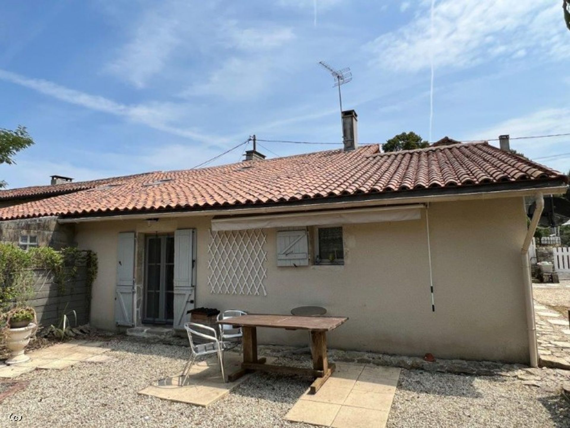 Condominium in Champagne-Mouton, Nouvelle-Aquitaine 10852454