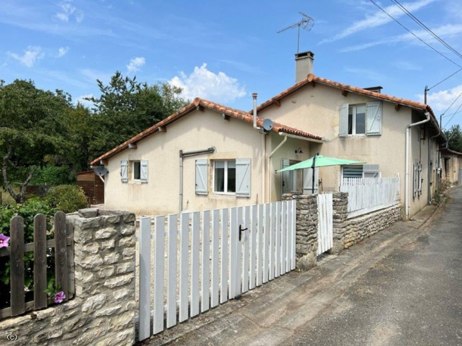 Condominium in Champagne-Mouton, Nouvelle-Aquitaine 10852454