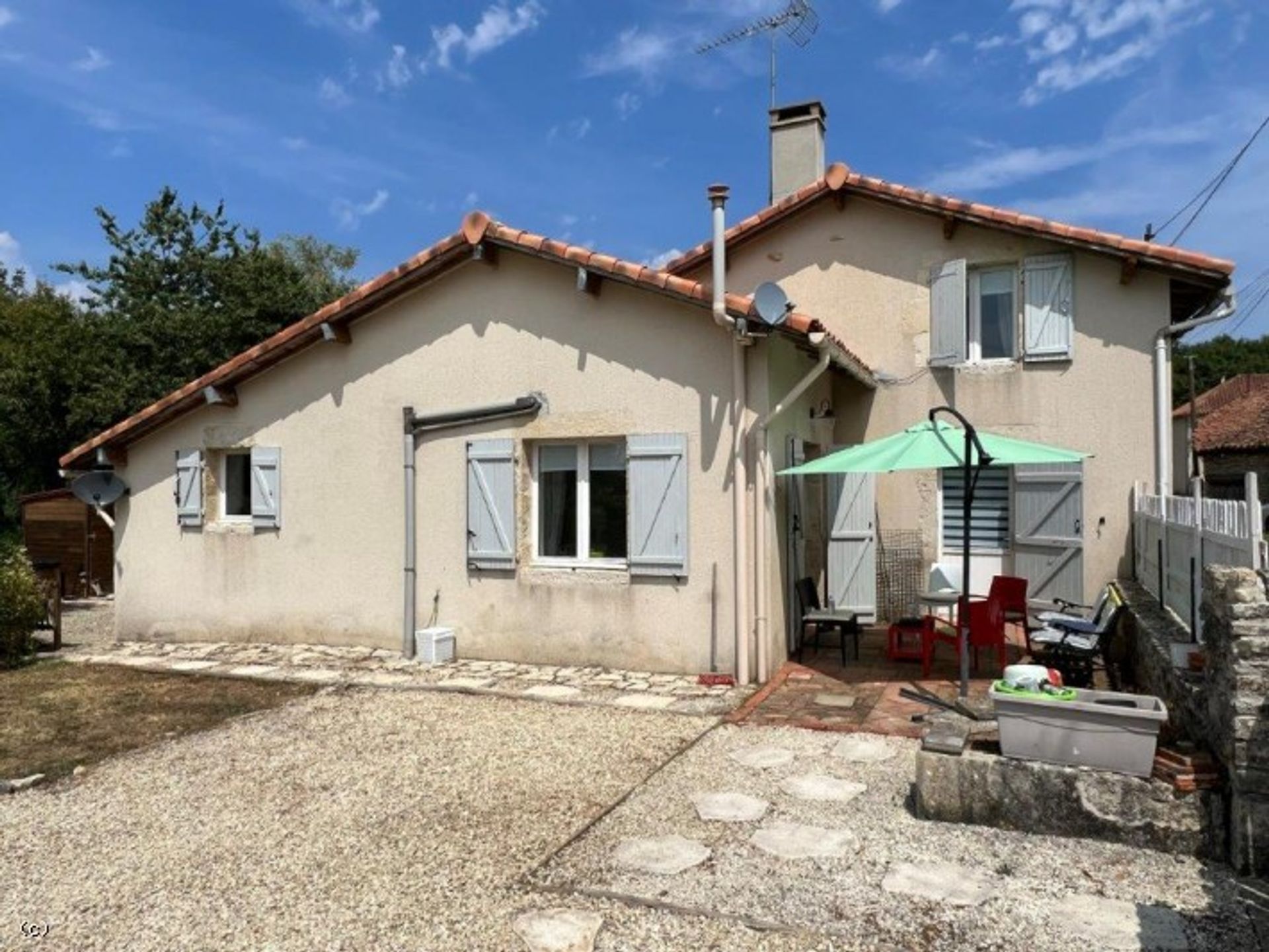 Condominium in Champagne-Mouton, Nouvelle-Aquitaine 10852454