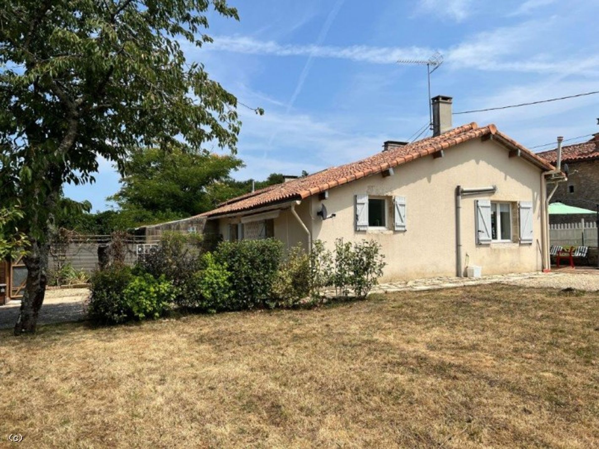 Condominium in Champagne-Mouton, Nouvelle-Aquitaine 10852454