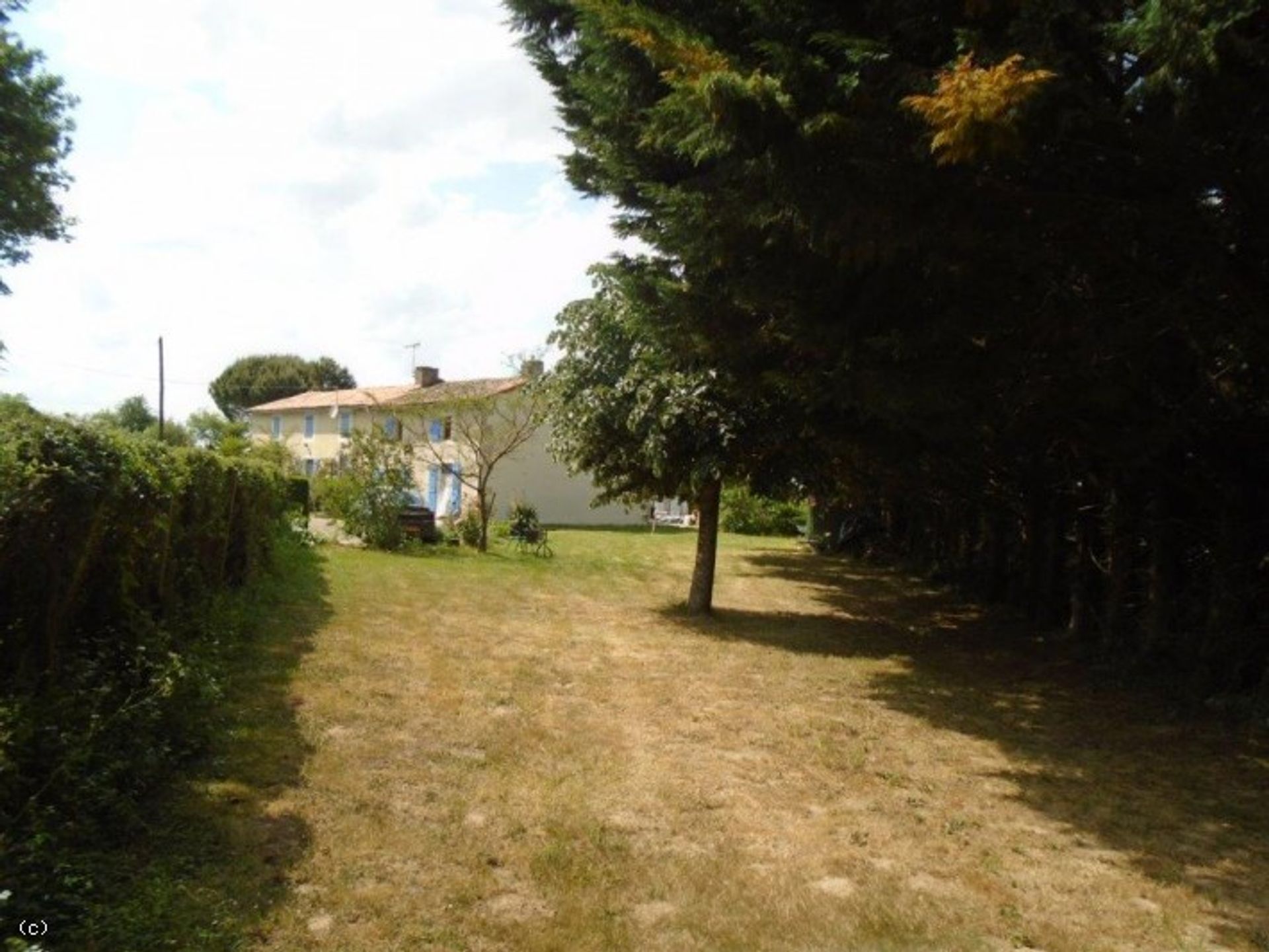 Hus i Civray, Nouvelle-Aquitaine 10852481