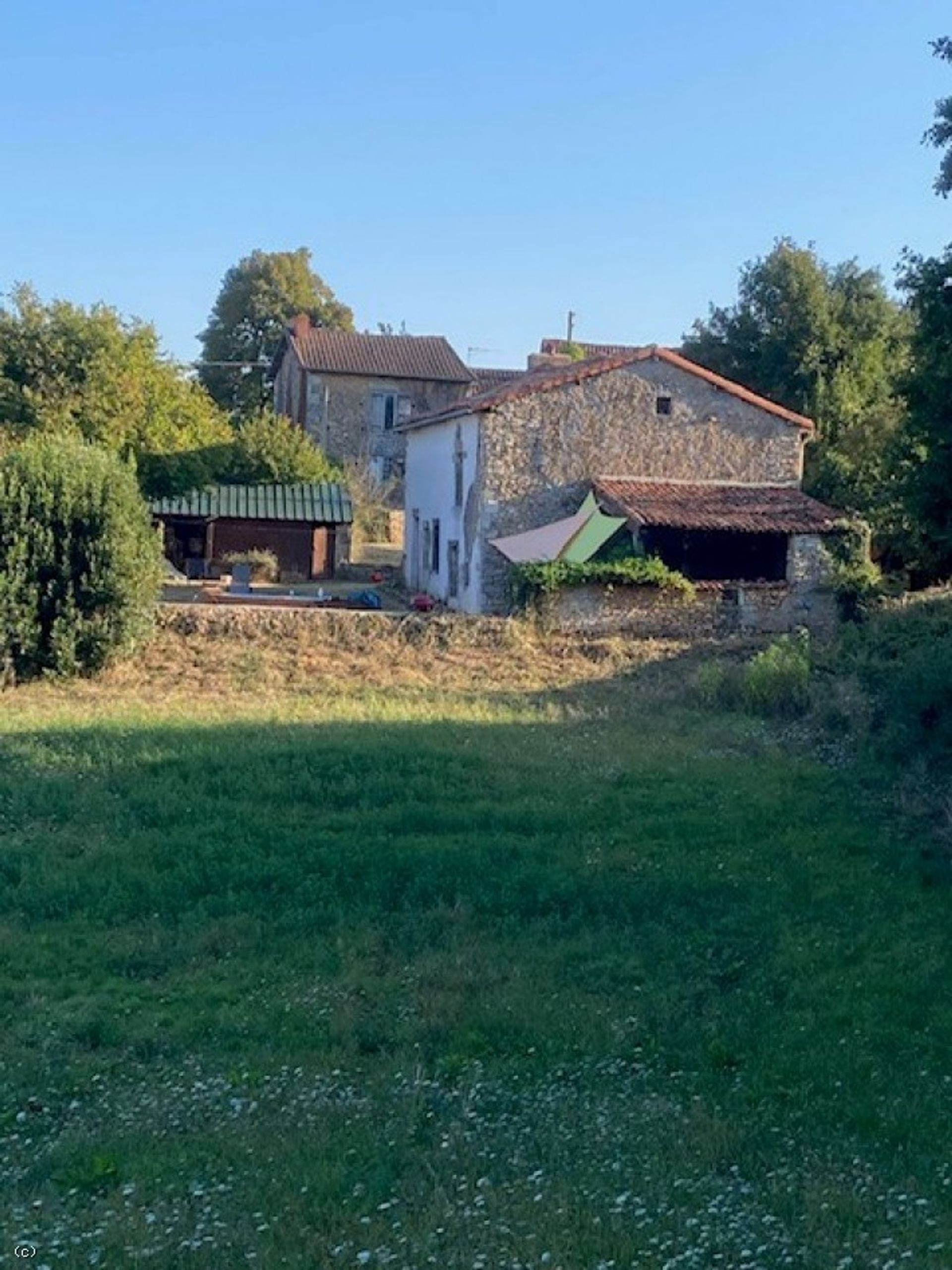 жилой дом в Nanteuil-en-Vallée, Nouvelle-Aquitaine 10852487