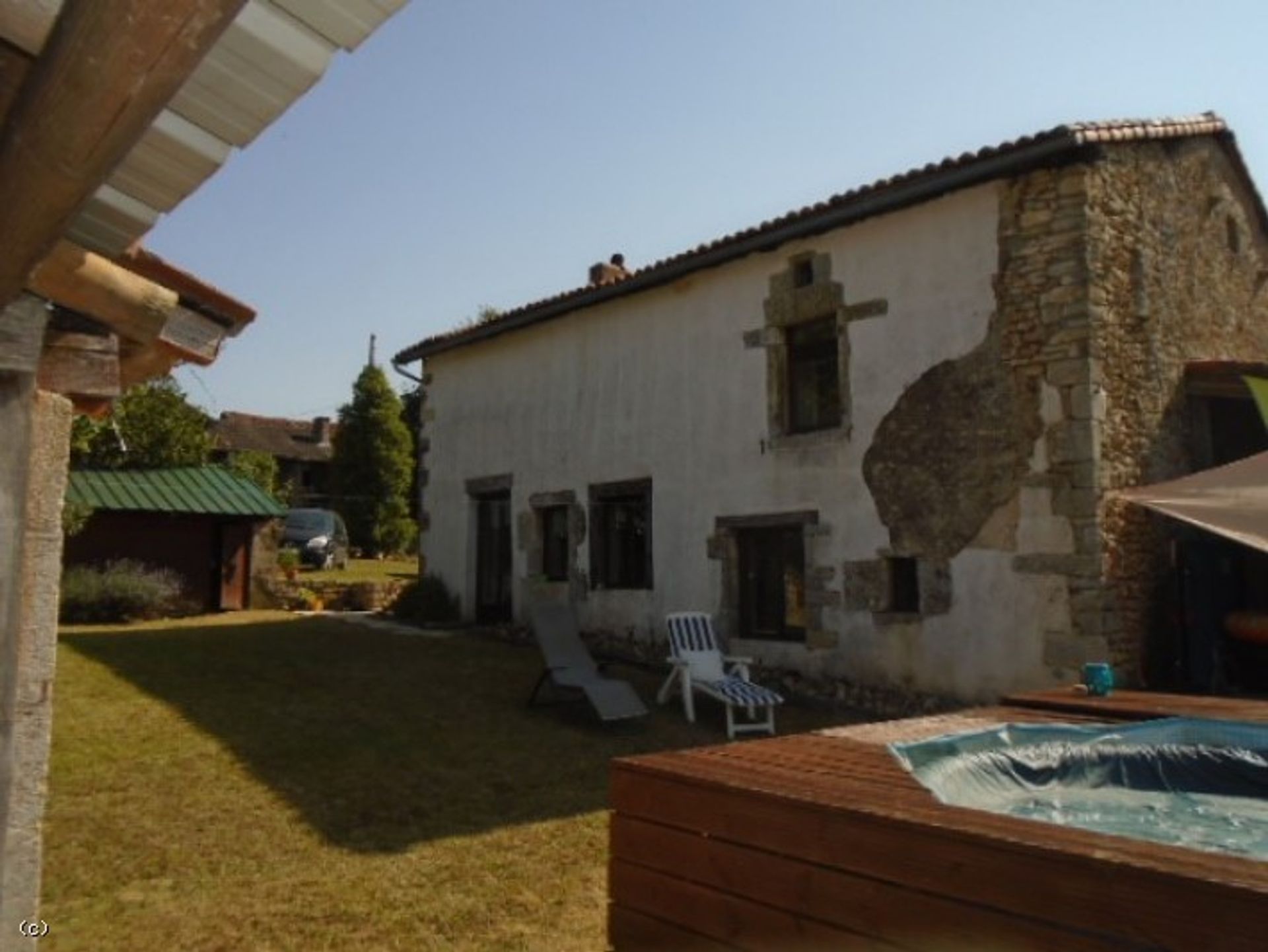 жилой дом в Nanteuil-en-Vallée, Nouvelle-Aquitaine 10852487